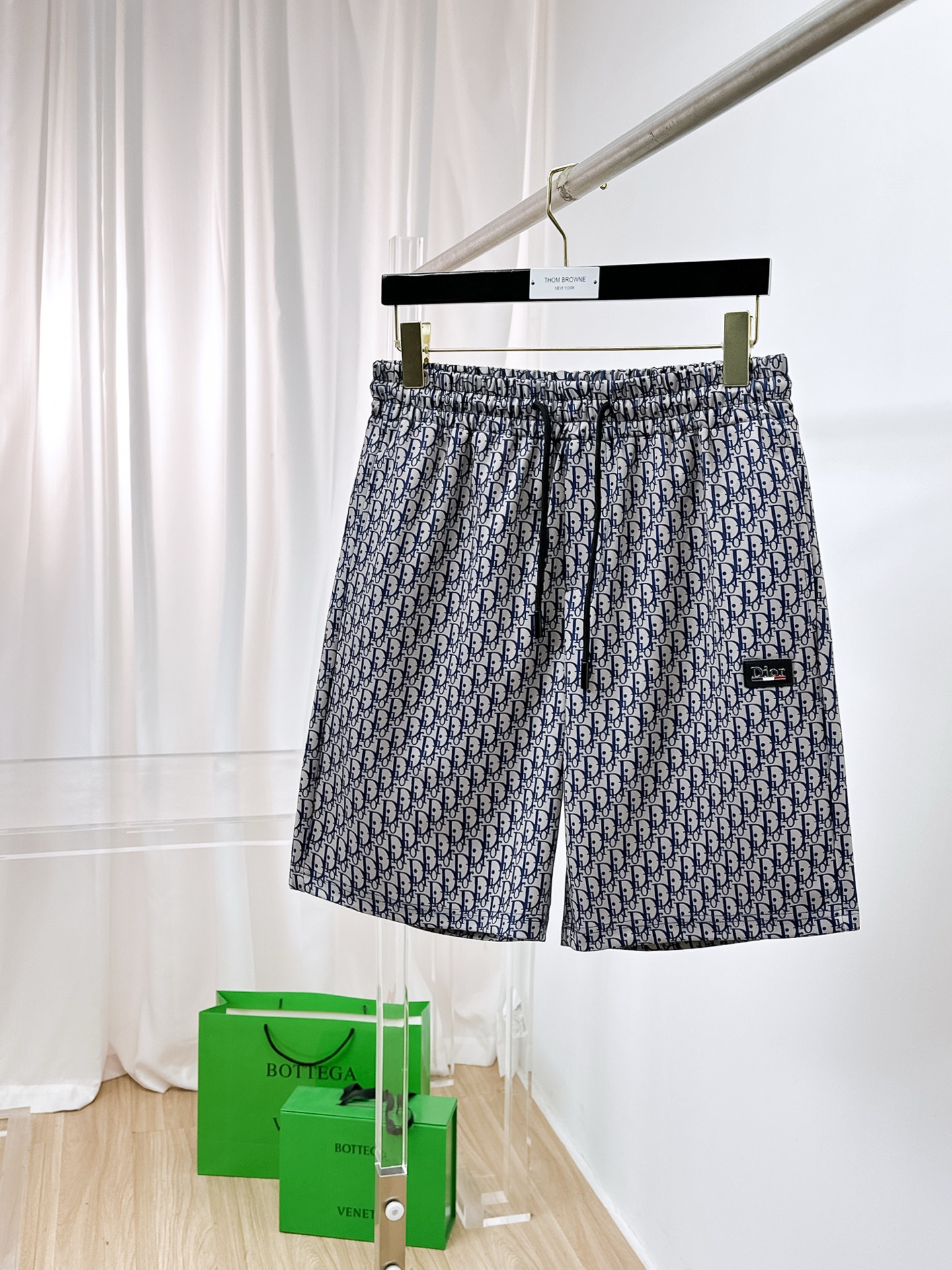 NO:876245,Dior's new 2026 spring and summer men's casual shorts are high-end products that are simple, fashionable and elegant. Customized original imported fabrics are simple, neat and refreshing. The quality workmanship details can withstand any form of inspection. Simple and generous, versatile style. The upper body is elegant and handsome, giving you a brand new sense of sight!  The appearance is incomparable, the details are in place, and the upper body is not picky!  Size M-3xL,,dior,shorts,19860909迪奥 2026春夏新款男士休闲短裤 高端货简洁时尚大方 定制原版进口面料 简洁利落又清爽 品质做工细节经得起任何形式检验简约大方百搭款 上身优雅帅气,焕然一新的即视感！品相无敌,细节都很到位,上身不挑人！ 码数M-3xL,,dior,shorts,,Men's clothing