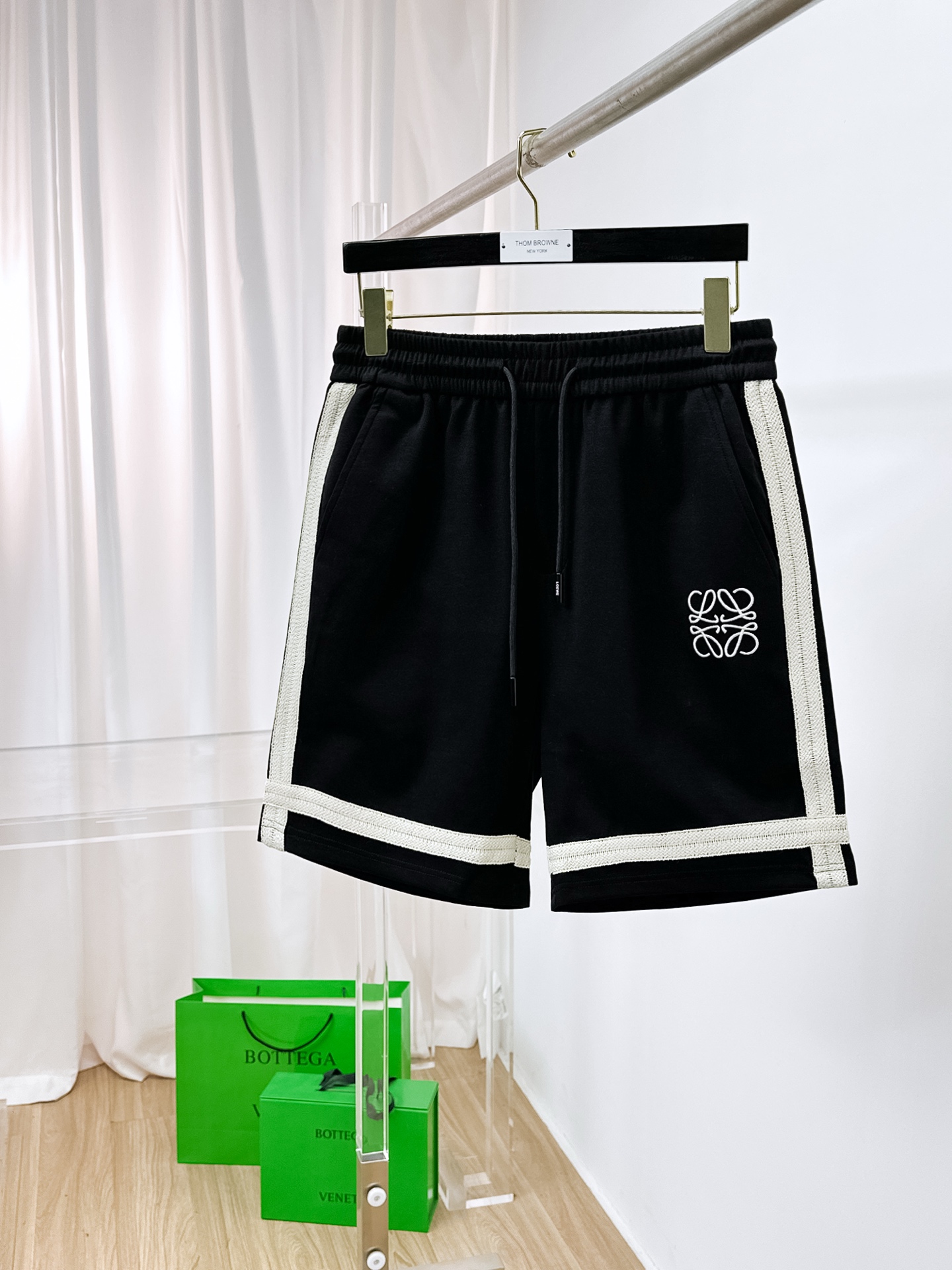 NO:876194,Loewe's 2026 spring and summer new men's casual shorts are high-end products that are simple, fashionable and elegant. Customized original imported fabrics are simple, neat and refreshing. The quality workmanship details can withstand any form of inspection. Simple and elegant, versatile style. The upper body is elegant and handsome, giving you a brand new sense of sight!  The appearance is incomparable, the details are in place, and the upper body is not picky!  Size M-3xL,,loewe,shorts,19860909罗意威 2026春夏新款男士休闲短裤 高端货简洁时尚大方 定制原版进口面料 简洁利落又清爽 品质做工细节经得起任何形式检验简约大方百搭款 上身优雅帅气,焕然一新的即视感！品相无敌,细节都很到位,上身不挑人！ 码数M-3xL,,loewe,shorts,,Men's clothing