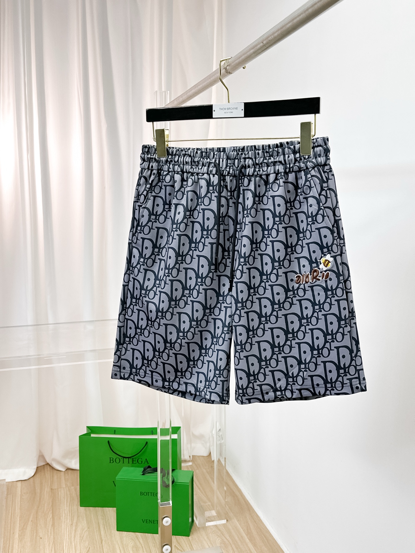 NO:876249,Dior's new 2026 spring and summer men's casual shorts are high-end products that are simple, fashionable and elegant. Customized original imported fabrics are simple, neat and refreshing. The quality workmanship details can withstand any form of inspection. Simple and generous, versatile style. The upper body is elegant and handsome, giving you a brand new sense of sight!  The appearance is incomparable, the details are in place, and the upper body is not picky!  Size M-3xL,,dior,shorts,19860909迪奥 2026春夏新款男士休闲短裤 高端货简洁时尚大方 定制原版进口面料 简洁利落又清爽 品质做工细节经得起任何形式检验简约大方百搭款 上身优雅帅气,焕然一新的即视感！品相无敌,细节都很到位,上身不挑人！ 码数M-3xL,,dior,shorts,,Men's clothing