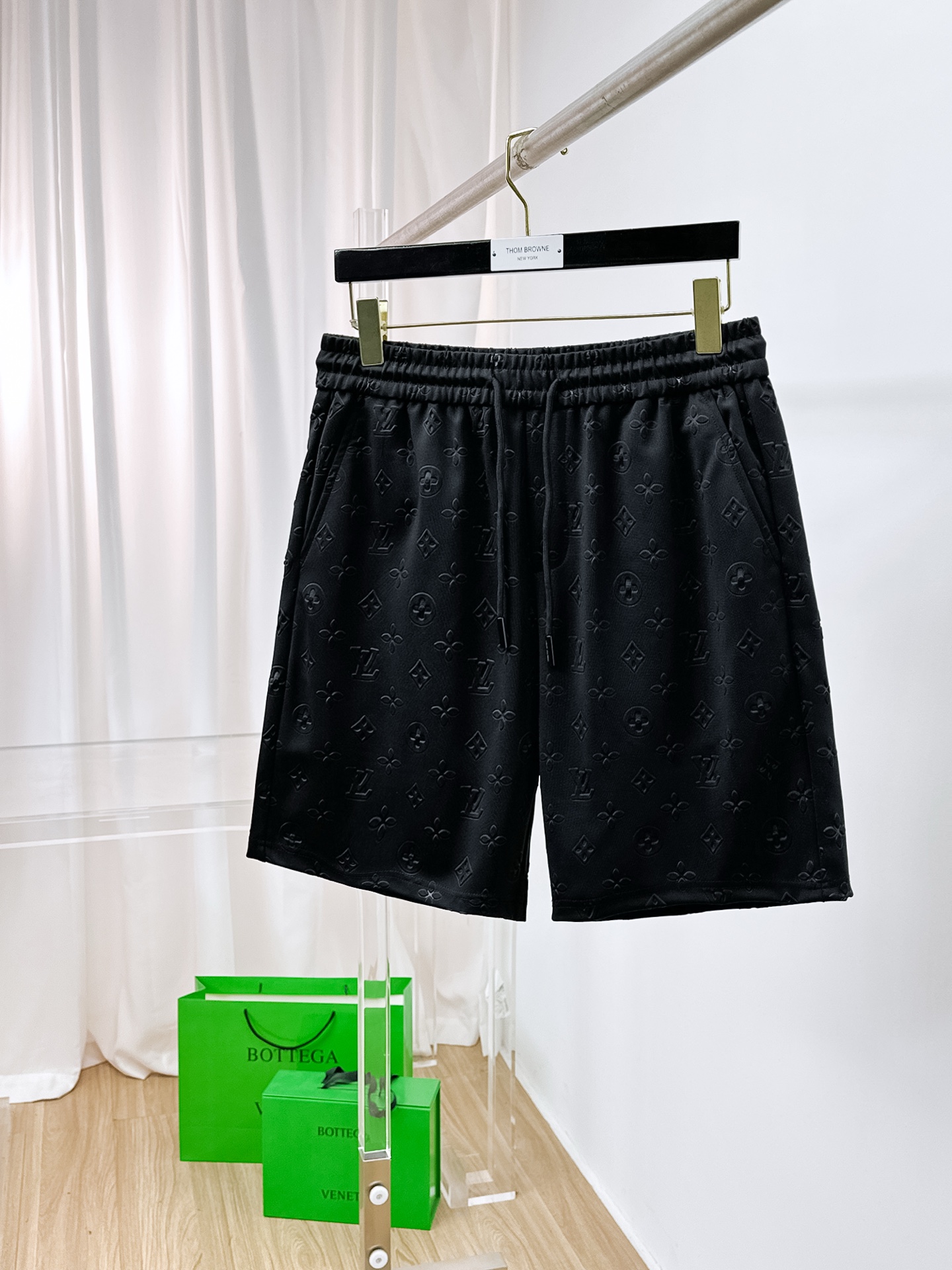 NO:876312,Lv 2026 spring and summer new men's casual shorts. High-end goods, simple, fashionable and elegant. Customized original imported fabrics. Simple, neat and refreshing. Quality workmanship details can withstand any form of inspection. Simple and generous, versatile style. Elegant and handsome upper body, brand new sense of sight!  The appearance is incomparable, the details are in place, and the upper body is not picky!  Size M-3xL,,louis vuitton,shorts,19860909Lv 2026春夏新款男士休闲短裤 高端货简洁时尚大方 定制原版进口面料 简洁利落又清爽 品质做工细节经得起任何形式检验简约大方百搭款 上身优雅帅气,焕然一新的即视感！品相无敌,细节都很到位,上身不挑人！ 码数M-3xL,,louis vuitton,shorts,,Men's clothing