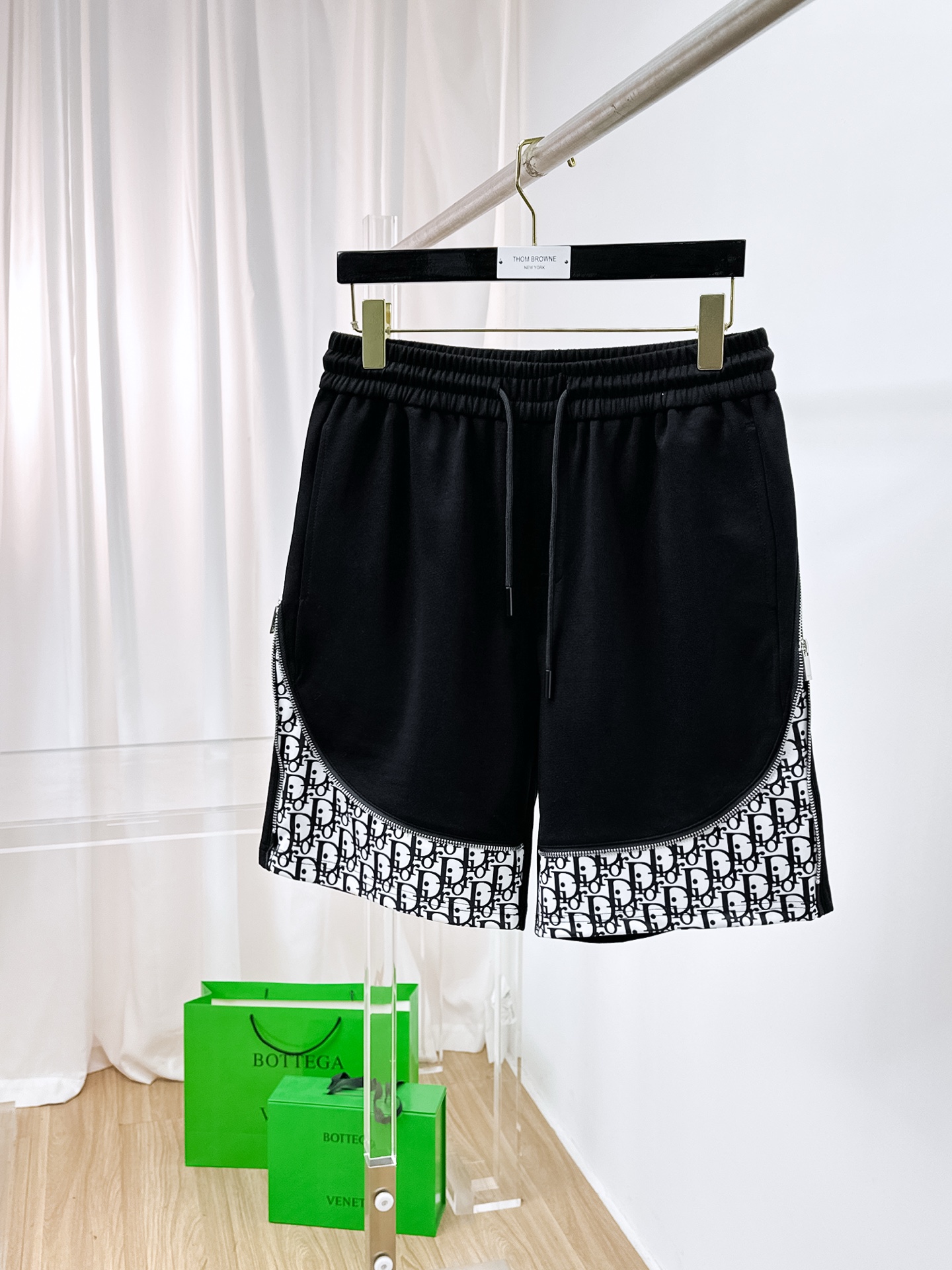 NO:876221,Dior's new 2026 spring and summer men's casual shorts are high-end products that are simple, fashionable and elegant. Customized original imported fabrics are simple, neat and refreshing. The quality workmanship details can withstand any form of inspection. Simple and generous, versatile style. The upper body is elegant and handsome, giving you a brand new sense of sight!  The appearance is incomparable, the details are in place, and the upper body is not picky!  Size M-3xL,,dior,shorts,19860909迪奥 2026春夏新款男士休闲短裤 高端货简洁时尚大方 定制原版进口面料 简洁利落又清爽 品质做工细节经得起任何形式检验简约大方百搭款 上身优雅帅气,焕然一新的即视感！品相无敌,细节都很到位,上身不挑人！ 码数M-3xL,,dior,shorts,,Men's clothing