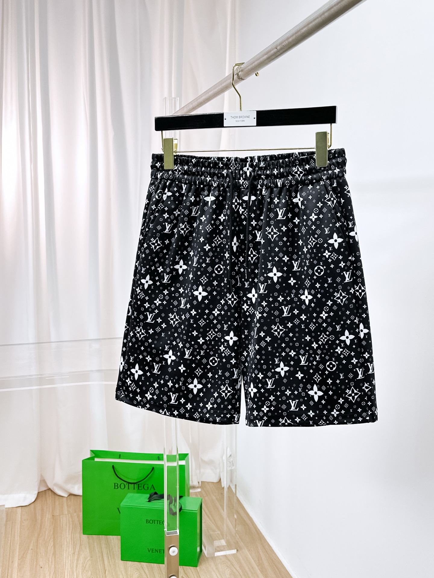 NO:876238,Lv 2026 spring and summer new men's casual shorts. High-end goods, simple, fashionable and elegant. Customized original imported fabrics. Simple, neat and refreshing. Quality workmanship details can withstand any form of inspection. Simple and generous, versatile style. Elegant and handsome upper body, brand new sense of sight!  The appearance is incomparable, the details are in place, and the upper body is not picky!  Size M-3xL,,louis vuitton,shorts,19860909Lv 2026春夏新款男士休闲短裤 高端货简洁时尚大方 定制原版进口面料 简洁利落又清爽 品质做工细节经得起任何形式检验简约大方百搭款 上身优雅帅气,焕然一新的即视感！品相无敌,细节都很到位,上身不挑人！ 码数M-3xL,,louis vuitton,shorts,,Men's clothing