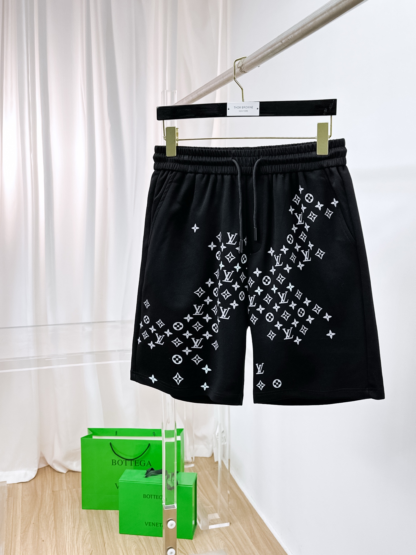 NO:876282,Lv 2026 spring and summer new men's casual shorts. High-end goods, simple, fashionable and elegant. Customized original imported fabrics. Simple, neat and refreshing. Quality workmanship details can withstand any form of inspection. Simple and generous, versatile style. Elegant and handsome upper body, brand new sense of sight!  The appearance is incomparable, the details are in place, and the upper body is not picky!  Size M-3xL,,louis vuitton,shorts,19860909Lv 2026春夏新款男士休闲短裤 高端货简洁时尚大方 定制原版进口面料 简洁利落又清爽 品质做工细节经得起任何形式检验简约大方百搭款 上身优雅帅气,焕然一新的即视感！品相无敌,细节都很到位,上身不挑人！ 码数M-3xL,,louis vuitton,shorts,,Men's clothing