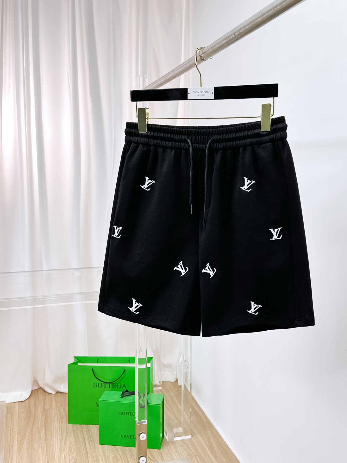 NO:876260,Lv 2026 spring and summer new men's casual shorts. High-end goods, simple, fashionable and elegant. Customized original imported fabrics. Simple, neat and refreshing. Quality workmanship details can withstand any form of inspection. Simple and generous, versatile style. Elegant and handsome upper body, brand new sense of sight!  The appearance is incomparable, the details are in place, and the upper body is not picky!  Size M-3xL,,louis vuitton,shorts,19860909Lv 2026春夏新款男士休闲短裤 高端货简洁时尚大方 定制原版进口面料 简洁利落又清爽 品质做工细节经得起任何形式检验简约大方百搭款 上身优雅帅气,焕然一新的即视感！品相无敌,细节都很到位,上身不挑人！ 码数M-3xL,,louis vuitton,shorts,,Men's clothing