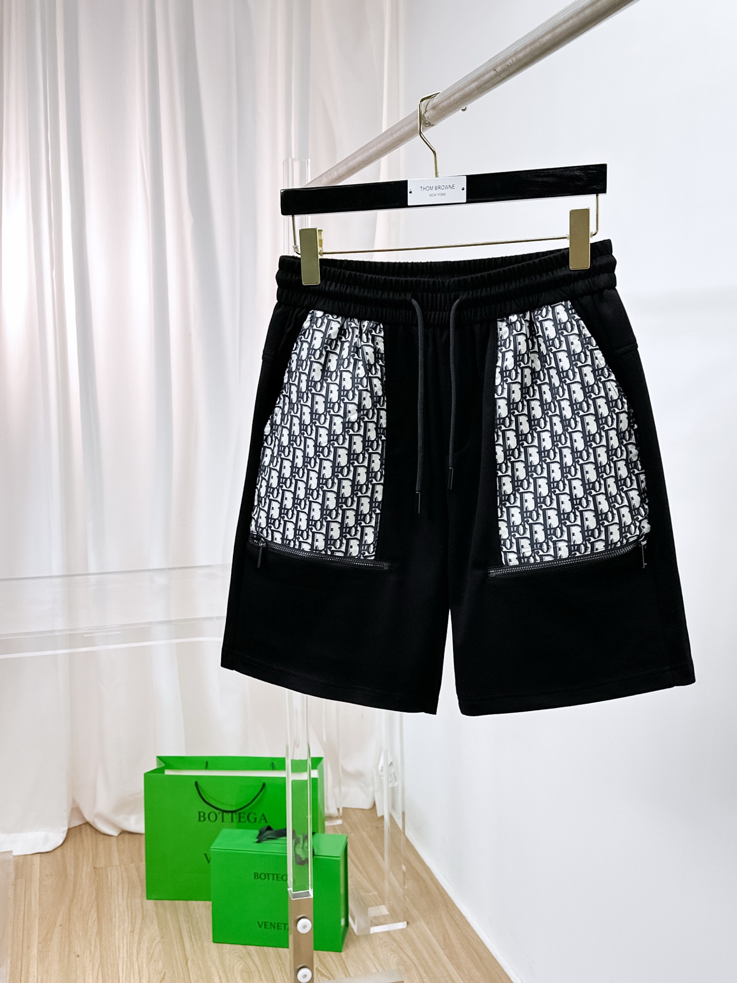 NO:876211,Dior's new 2026 spring and summer men's casual shorts are high-end products that are simple, fashionable and elegant. Customized original imported fabrics are simple, neat and refreshing. The quality workmanship details can withstand any form of inspection. Simple and generous, versatile style. The upper body is elegant and handsome, giving you a brand new sense of sight!  The appearance is incomparable, the details are in place, and the upper body is not picky!  Size M-3xL,,dior,shorts,19860909迪奥 2026春夏新款男士休闲短裤 高端货简洁时尚大方 定制原版进口面料 简洁利落又清爽 品质做工细节经得起任何形式检验简约大方百搭款 上身优雅帅气,焕然一新的即视感！品相无敌,细节都很到位,上身不挑人！ 码数M-3xL,,dior,shorts,,Men's clothing