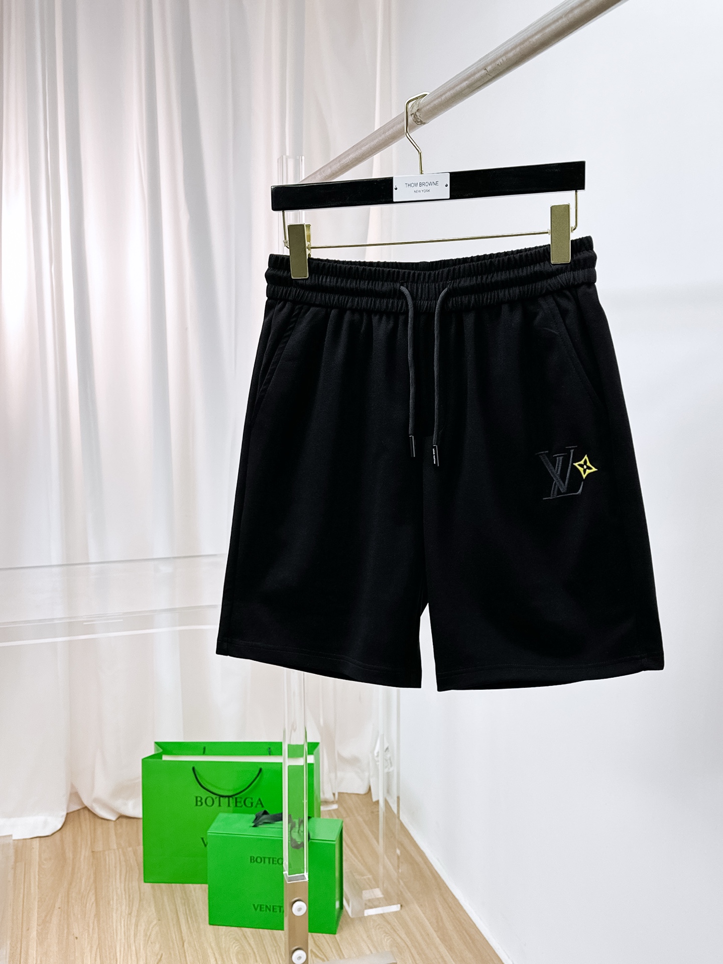 NO:876270,Lv 2026 spring and summer new men's casual shorts. High-end goods, simple, fashionable and elegant. Customized original imported fabrics. Simple, neat and refreshing. Quality workmanship details can withstand any form of inspection. Simple and generous, versatile style. Elegant and handsome upper body, brand new sense of sight!  The appearance is incomparable, the details are in place, and the upper body is not picky!  Size M-3xL,,louis vuitton,shorts,19860909Lv 2026春夏新款男士休闲短裤 高端货简洁时尚大方 定制原版进口面料 简洁利落又清爽 品质做工细节经得起任何形式检验简约大方百搭款 上身优雅帅气,焕然一新的即视感！品相无敌,细节都很到位,上身不挑人！ 码数M-3xL,,louis vuitton,shorts,,Men's clothing
