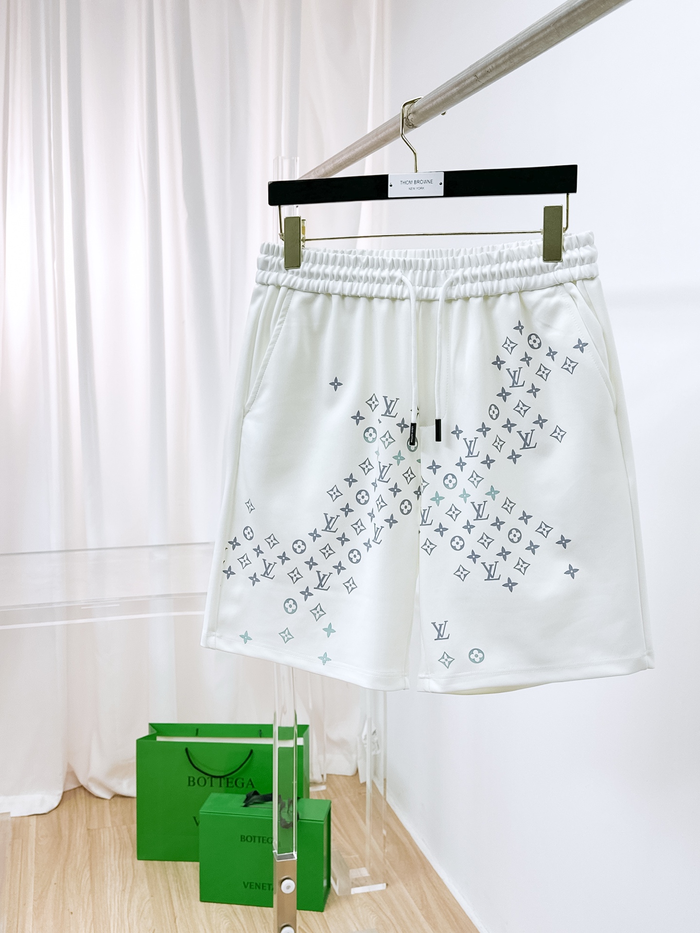 NO:876275,Lv 2026 spring and summer new men's casual shorts. High-end goods, simple, fashionable and elegant. Customized original imported fabrics. Simple, neat and refreshing. Quality workmanship details can withstand any form of inspection. Simple and generous, versatile style. Elegant and handsome upper body, brand new sense of sight!  The appearance is incomparable, the details are in place, and the upper body is not picky!  Size M-3xL,,louis vuitton,shorts,19860909Lv 2026春夏新款男士休闲短裤 高端货简洁时尚大方 定制原版进口面料 简洁利落又清爽 品质做工细节经得起任何形式检验简约大方百搭款 上身优雅帅气,焕然一新的即视感！品相无敌,细节都很到位,上身不挑人！ 码数M-3xL,,louis vuitton,shorts,,Men's clothing