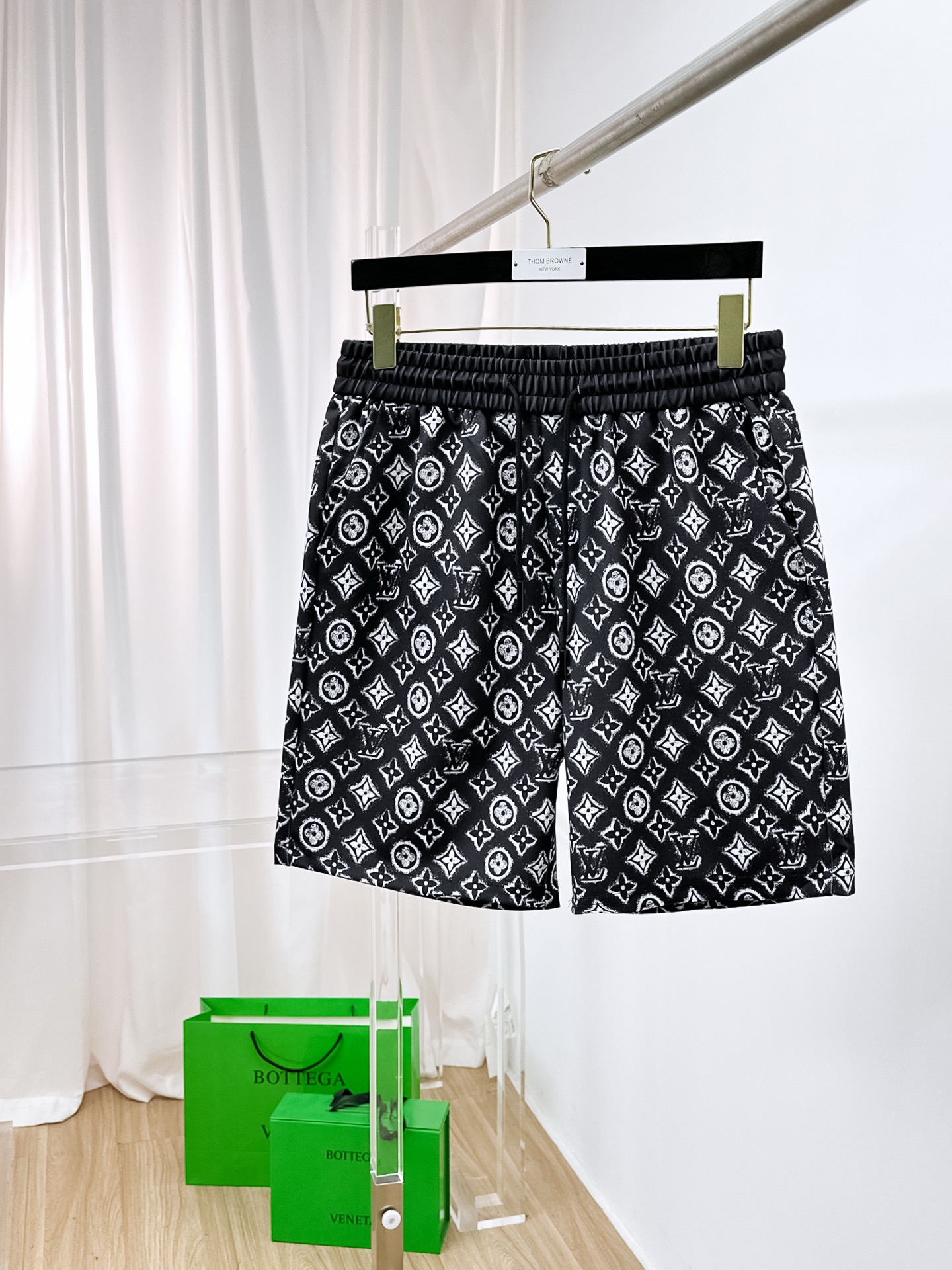 NO:876195,Lv 2026 spring and summer new men's casual shorts. High-end goods, simple, fashionable and elegant. Customized original imported fabrics. Simple, neat and refreshing. Quality workmanship details can withstand any form of inspection. Simple and generous, versatile style. Elegant and handsome upper body, brand new sense of sight!  The appearance is incomparable, the details are in place, and the upper body is not picky!  Size M-3xL,,louis vuitton,shorts,19860909Lv 2026春夏新款男士休闲短裤 高端货简洁时尚大方 定制原版进口面料 简洁利落又清爽 品质做工细节经得起任何形式检验简约大方百搭款 上身优雅帅气,焕然一新的即视感！品相无敌,细节都很到位,上身不挑人！ 码数M-3xL,,louis vuitton,shorts,,Men's clothing