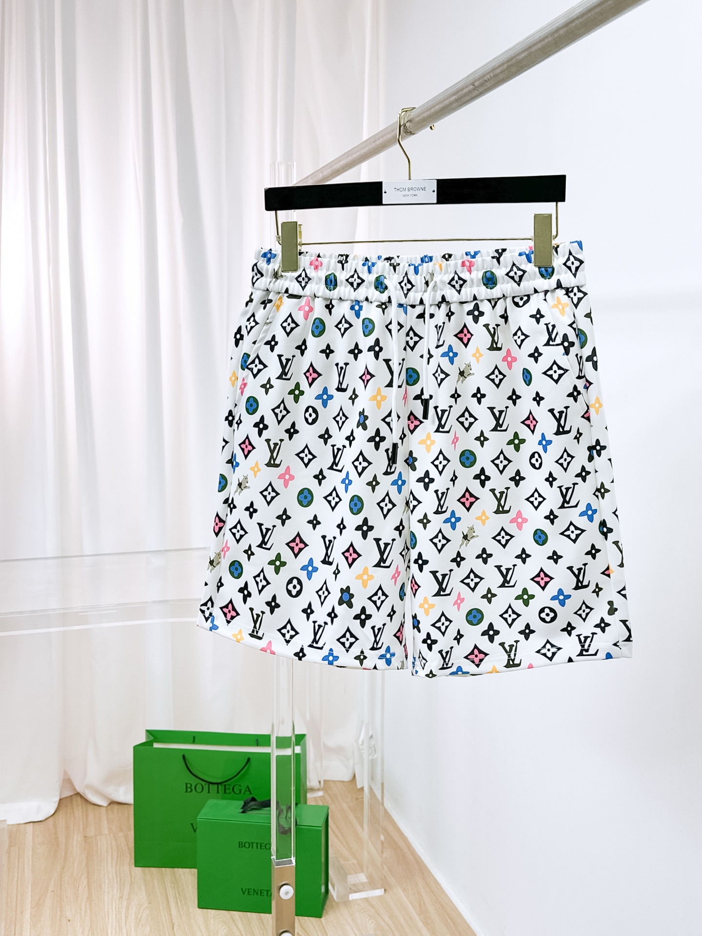 NO:876256,Lv 2026 spring and summer new men's casual shorts. High-end goods, simple, fashionable and elegant. Customized original imported fabrics. Simple, neat and refreshing. Quality workmanship details can withstand any form of inspection. Simple and generous, versatile style. Elegant and handsome upper body, brand new sense of sight!  The appearance is incomparable, the details are in place, and the upper body is not picky!  Size M-3xL,,louis vuitton,shorts,19860909Lv 2026春夏新款男士休闲短裤 高端货简洁时尚大方 定制原版进口面料 简洁利落又清爽 品质做工细节经得起任何形式检验简约大方百搭款 上身优雅帅气,焕然一新的即视感！品相无敌,细节都很到位,上身不挑人！ 码数M-3xL,,louis vuitton,shorts,,Men's clothing