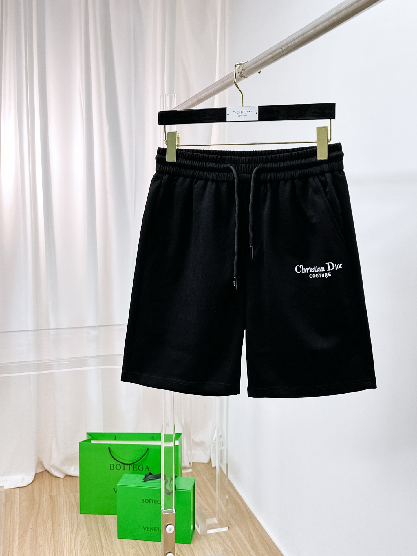 NO:876255,Dior's new 2026 spring and summer men's casual shorts are high-end products that are simple, fashionable and elegant. Customized original imported fabrics are simple, neat and refreshing. The quality workmanship details can withstand any form of inspection. Simple and generous, versatile style. The upper body is elegant and handsome, giving you a brand new sense of sight!  The appearance is incomparable, the details are in place, and the upper body is not picky!  Size M-3xL,,dior,shorts,19860909迪奥 2026春夏新款男士休闲短裤 高端货简洁时尚大方 定制原版进口面料 简洁利落又清爽 品质做工细节经得起任何形式检验简约大方百搭款 上身优雅帅气,焕然一新的即视感！品相无敌,细节都很到位,上身不挑人！ 码数M-3xL,,dior,shorts,,Men's clothing