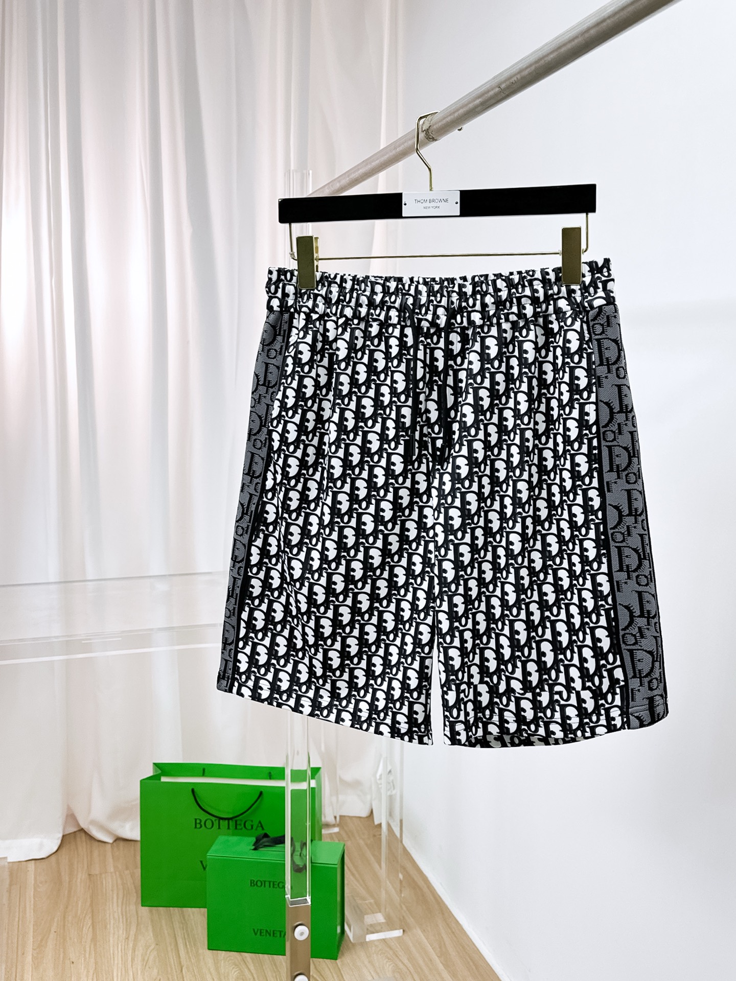NO:876219,Dior's new 2026 spring and summer men's casual shorts are high-end products that are simple, fashionable and elegant. Customized original imported fabrics are simple, neat and refreshing. The quality workmanship details can withstand any form of inspection. Simple and generous, versatile style. The upper body is elegant and handsome, giving you a brand new sense of sight!  The appearance is incomparable, the details are in place, and the upper body is not picky!  Size M-3xL,,dior,shorts,19860909迪奥 2026春夏新款男士休闲短裤 高端货简洁时尚大方 定制原版进口面料 简洁利落又清爽 品质做工细节经得起任何形式检验简约大方百搭款 上身优雅帅气,焕然一新的即视感！品相无敌,细节都很到位,上身不挑人！ 码数M-3xL,,dior,shorts,,Men's clothing
