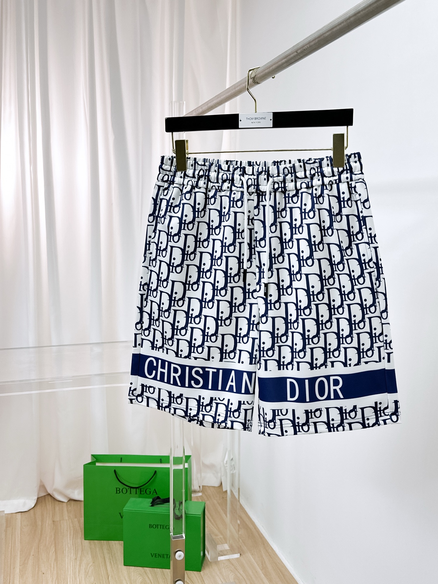 NO:876264,Dior's new 2026 spring and summer men's casual shorts are high-end products that are simple, fashionable and elegant. Customized original imported fabrics are simple, neat and refreshing. The quality workmanship details can withstand any form of inspection. Simple and generous, versatile style. The upper body is elegant and handsome, giving you a brand new sense of sight!  The appearance is incomparable, the details are in place, and the upper body is not picky!  Size M-3xL,,dior,shorts,19860909迪奥 2026春夏新款男士休闲短裤 高端货简洁时尚大方 定制原版进口面料 简洁利落又清爽 品质做工细节经得起任何形式检验简约大方百搭款 上身优雅帅气,焕然一新的即视感！品相无敌,细节都很到位,上身不挑人！ 码数M-3xL,,dior,shorts,,Men's clothing