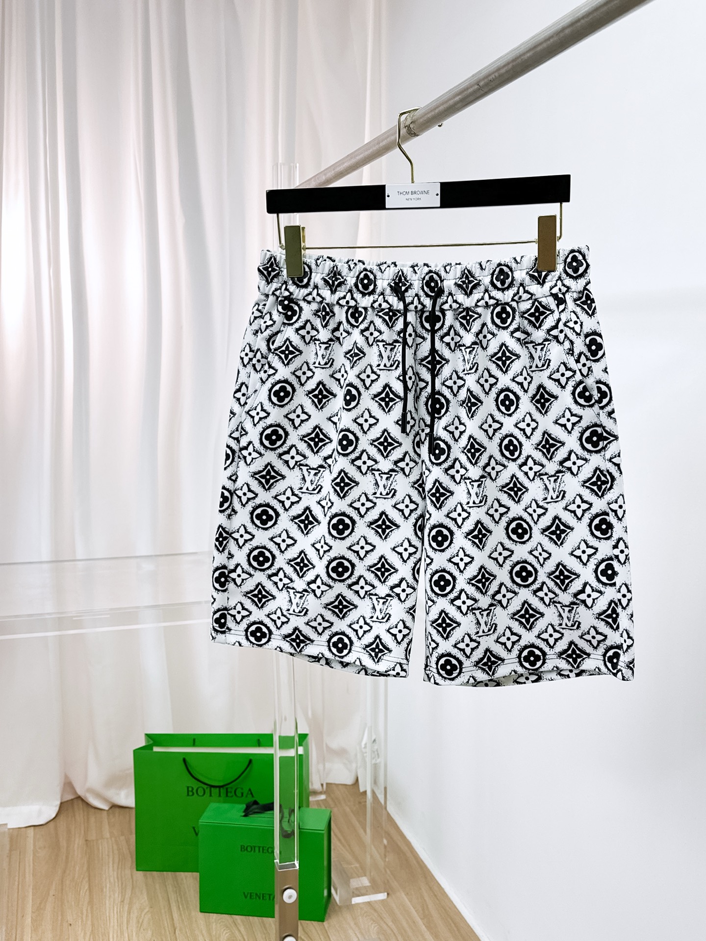 NO:876241,Lv 2026 spring and summer new men's casual shorts. High-end goods, simple, fashionable and elegant. Customized original imported fabrics. Simple, neat and refreshing. Quality workmanship details can withstand any form of inspection. Simple and generous, versatile style. Elegant and handsome upper body, brand new sense of sight!  The appearance is incomparable, the details are in place, and the upper body is not picky!  Size M-3xL,,louis vuitton,shorts,19860909Lv 2026春夏新款男士休闲短裤 高端货简洁时尚大方 定制原版进口面料 简洁利落又清爽 品质做工细节经得起任何形式检验简约大方百搭款 上身优雅帅气,焕然一新的即视感！品相无敌,细节都很到位,上身不挑人！ 码数M-3xL,,louis vuitton,shorts,,Men's clothing