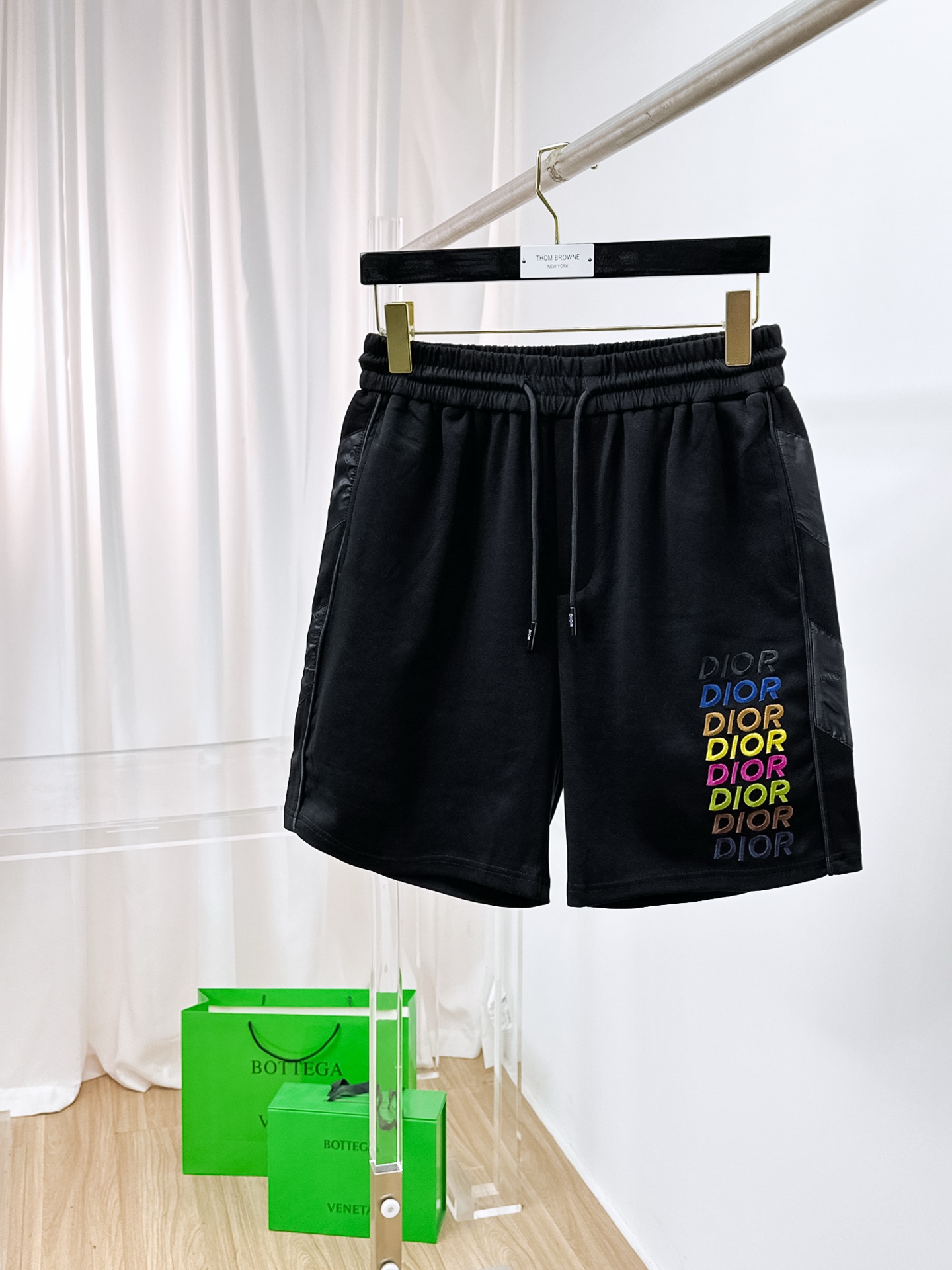 NO:876204,Dior's new 2026 spring and summer men's casual shorts are high-end products that are simple, fashionable and elegant. Customized original imported fabrics are simple, neat and refreshing. The quality workmanship details can withstand any form of inspection. Simple and generous, versatile style. The upper body is elegant and handsome, giving you a brand new sense of sight!  The appearance is incomparable, the details are in place, and the upper body is not picky!  Size M-3xL,,dior,shorts,19860909迪奥 2026春夏新款男士休闲短裤 高端货简洁时尚大方 定制原版进口面料 简洁利落又清爽 品质做工细节经得起任何形式检验简约大方百搭款 上身优雅帅气,焕然一新的即视感！品相无敌,细节都很到位,上身不挑人！ 码数M-3xL,,dior,shorts,,Men's clothing