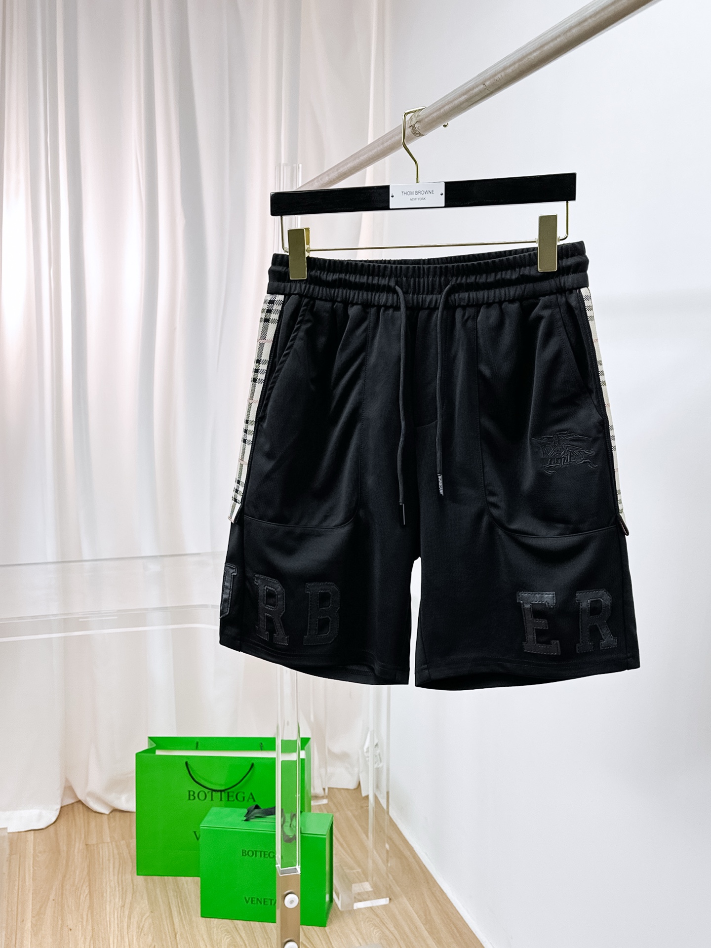 NO:876202,Burberry's 2026 new spring and summer men's casual shorts are high-end products that are simple, fashionable and elegant. Customized original imported fabrics are simple, neat and refreshing. The quality workmanship details can withstand any form of inspection. Simple and elegant, versatile style. The upper body is elegant and handsome, giving you a brand new sense of sight!  The appearance is incomparable, the details are in place, and the upper body is not picky!  Size M-3xL,,burberry,shorts,19860909巴宝莉 2026春夏新款男士休闲短裤 高端货简洁时尚大方 定制原版进口面料 简洁利落又清爽 品质做工细节经得起任何形式检验简约大方百搭款 上身优雅帅气,焕然一新的即视感！品相无敌,细节都很到位,上身不挑人！ 码数M-3xL,,burberry,shorts,,Men's clothing
