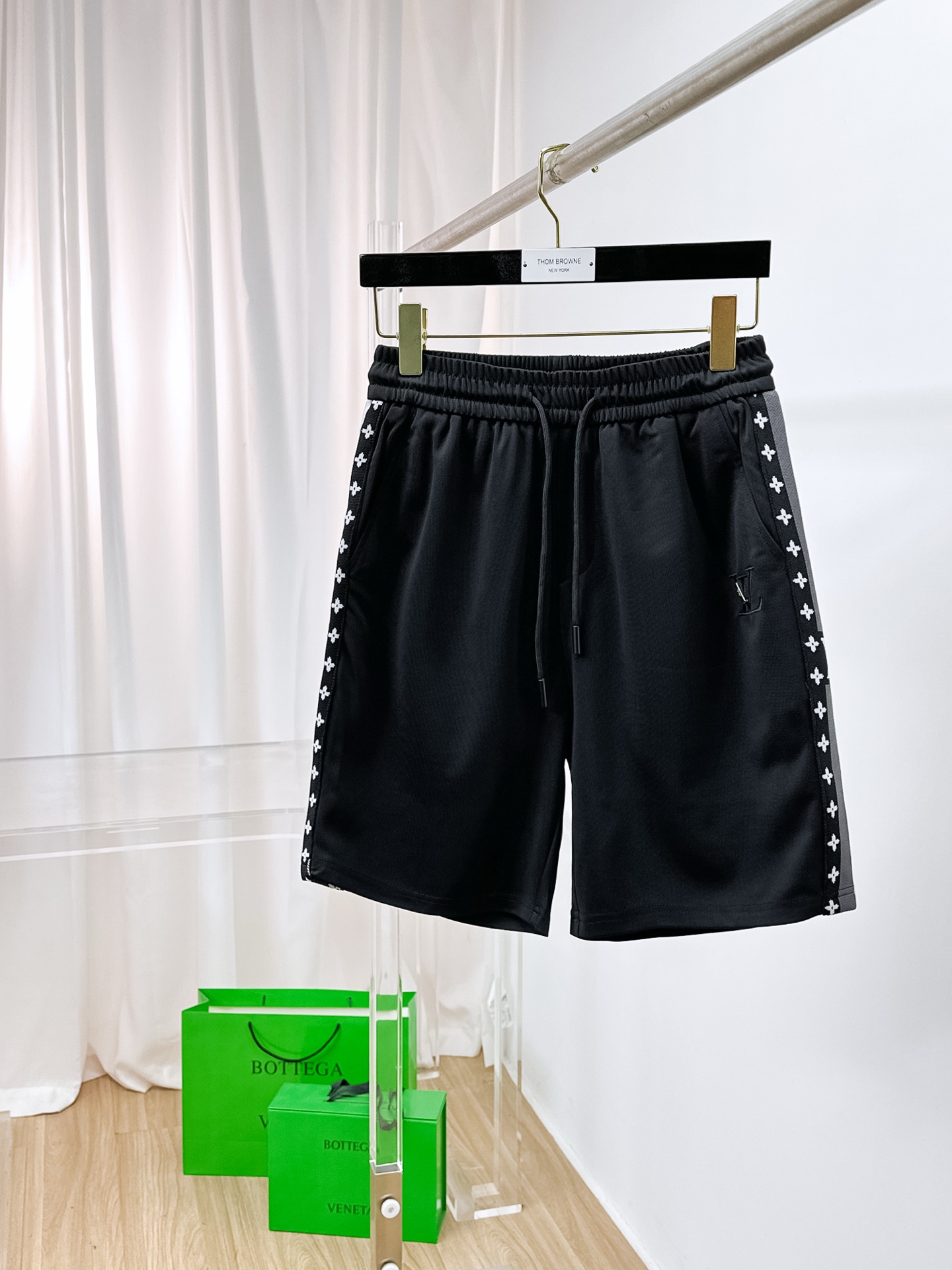 NO:876220,Lv 2026 spring and summer new men's casual shorts. High-end goods, simple, fashionable and elegant. Customized original imported fabrics. Simple, neat and refreshing. Quality workmanship details can withstand any form of inspection. Simple and generous, versatile style. Elegant and handsome upper body, brand new sense of sight!  The appearance is incomparable, the details are in place, and the upper body is not picky!  Size M-3xL,,louis vuitton,shorts,19860909Lv 2026春夏新款男士休闲短裤 高端货简洁时尚大方 定制原版进口面料 简洁利落又清爽 品质做工细节经得起任何形式检验简约大方百搭款 上身优雅帅气,焕然一新的即视感！品相无敌,细节都很到位,上身不挑人！ 码数M-3xL,,louis vuitton,shorts,,Men's clothing