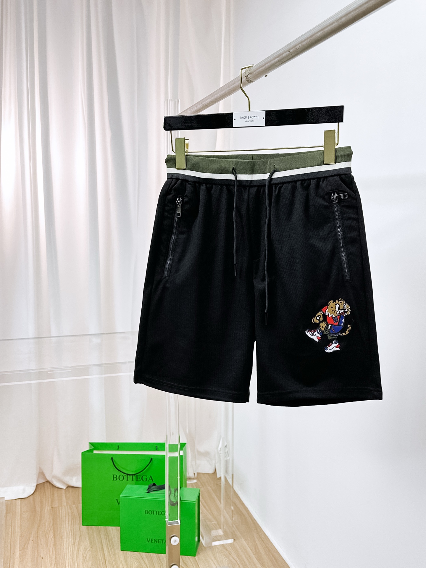 NO:876240,DG 2026 new spring and summer men's casual shorts. High-end products, simple, fashionable and elegant. Customized original imported fabrics. Simple, neat and refreshing. Quality workmanship details can withstand any form of inspection. Simple and elegant, versatile style. The upper body is elegant and handsome, giving you a brand new sense of sight!  The appearance is incomparable, the details are in place, and the upper body is not picky!  Code number M-3xL,,shorts,19860909DG 2026春夏新款男士休闲短裤 高端货简洁时尚大方 定制原版进口面料 简洁利落又清爽 品质做工细节经得起任何形式检验简约大方百搭款 上身优雅帅气,焕然一新的即视感！品相无敌,细节都很到位,上身不挑人！ 码数M-3xL,,shorts,,Men's clothing