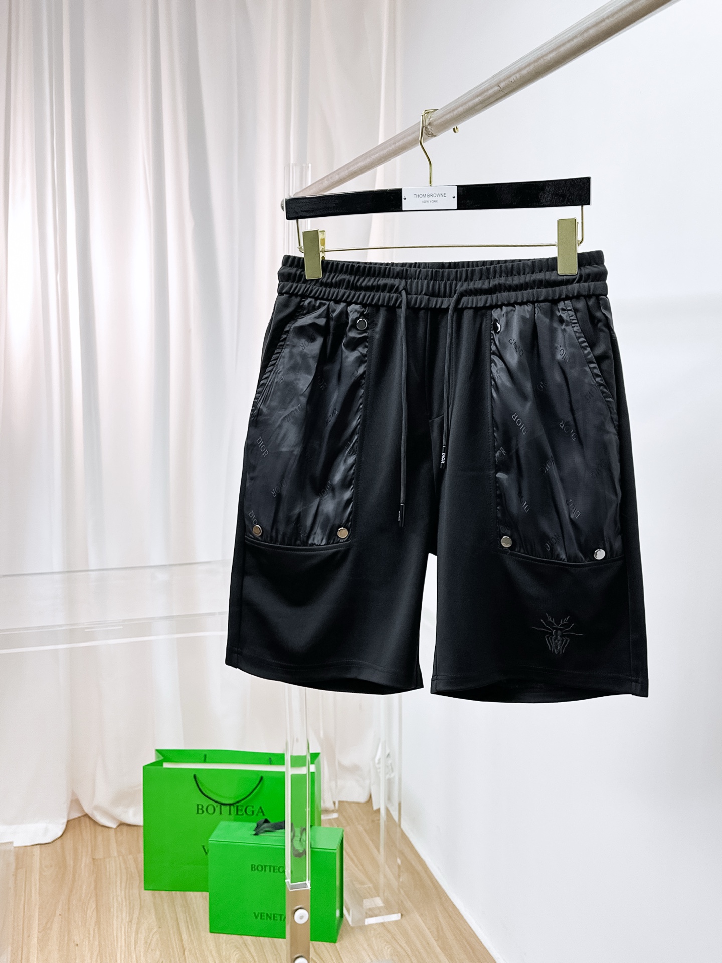 NO:876251,Dior's new 2026 spring and summer men's casual shorts are high-end products that are simple, fashionable and elegant. Customized original imported fabrics are simple, neat and refreshing. The quality workmanship details can withstand any form of inspection. Simple and generous, versatile style. The upper body is elegant and handsome, giving you a brand new sense of sight!  The appearance is incomparable, the details are in place, and the upper body is not picky!  Size M-3xL,,dior,shorts,19860909迪奥 2026春夏新款男士休闲短裤 高端货简洁时尚大方 定制原版进口面料 简洁利落又清爽 品质做工细节经得起任何形式检验简约大方百搭款 上身优雅帅气,焕然一新的即视感！品相无敌,细节都很到位,上身不挑人！ 码数M-3xL,,dior,shorts,,Men's clothing