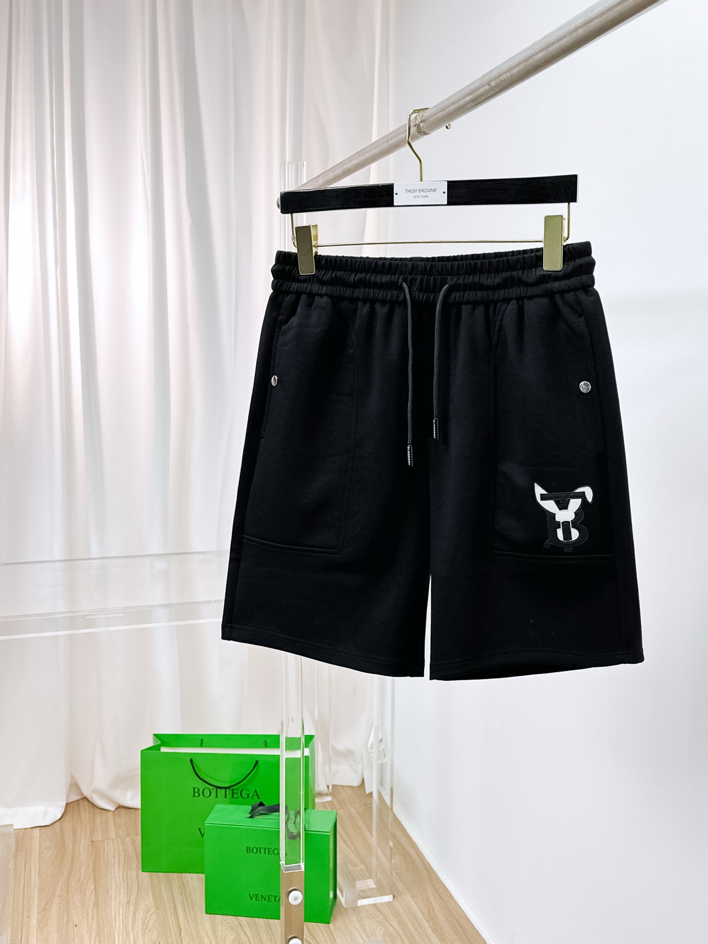 NO:876230,Burberry's 2026 new spring and summer men's casual shorts are high-end products that are simple, fashionable and elegant. Customized original imported fabrics are simple, neat and refreshing. The quality workmanship details can withstand any form of inspection. Simple and elegant, versatile style. The upper body is elegant and handsome, giving you a brand new sense of sight!  The appearance is incomparable, the details are in place, and the upper body is not picky!  Size M-3xL,,burberry,shorts,19860909巴宝莉 2026春夏新款男士休闲短裤 高端货简洁时尚大方 定制原版进口面料 简洁利落又清爽 品质做工细节经得起任何形式检验简约大方百搭款 上身优雅帅气,焕然一新的即视感！品相无敌,细节都很到位,上身不挑人！ 码数M-3xL,,burberry,shorts,,Men's clothing