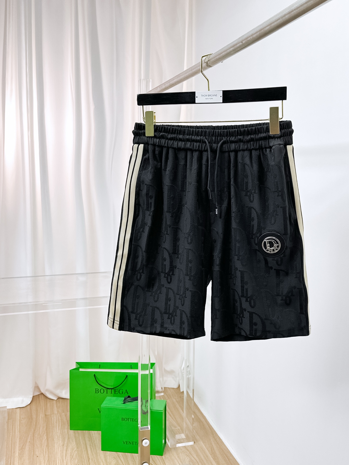 NO:876295,Dior's new 2026 spring and summer men's casual shorts are high-end products that are simple, fashionable and elegant. Customized original imported fabrics are simple, neat and refreshing. The quality workmanship details can withstand any form of inspection. Simple and generous, versatile style. The upper body is elegant and handsome, giving you a brand new sense of sight!  The appearance is incomparable, the details are in place, and the upper body is not picky!  Size M-3xL,,dior,shorts,19860909迪奥 2026春夏新款男士休闲短裤 高端货简洁时尚大方 定制原版进口面料 简洁利落又清爽 品质做工细节经得起任何形式检验简约大方百搭款 上身优雅帅气,焕然一新的即视感！品相无敌,细节都很到位,上身不挑人！ 码数M-3xL,,dior,shorts,,Men's clothing