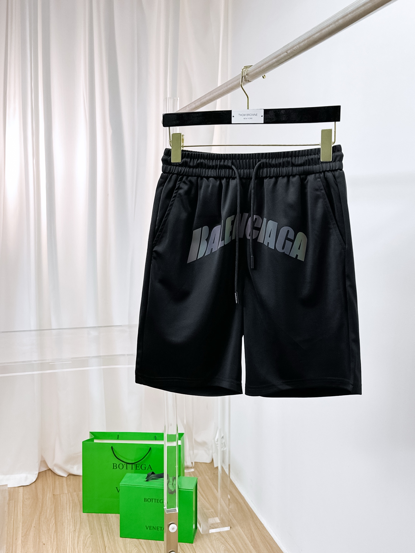 NO:876210,Balenciaga 2026 spring and summer new men's casual shorts. High-end goods, simple, fashionable and elegant. Customized original imported fabrics. Simple, neat and refreshing. Quality workmanship details can withstand any form of inspection. Simple and elegant, versatile style. The upper body is elegant and handsome, giving you a brand new sense of sight!  The appearance is incomparable, the details are in place, and the upper body is not picky!  Size M-3xL,,balenciaga,shorts,19860909巴黎世家 2026春夏新款男士休闲短裤 高端货简洁时尚大方 定制原版进口面料 简洁利落又清爽 品质做工细节经得起任何形式检验简约大方百搭款 上身优雅帅气,焕然一新的即视感！品相无敌,细节都很到位,上身不挑人！ 码数M-3xL,,balenciaga,shorts,,Men's clothing
