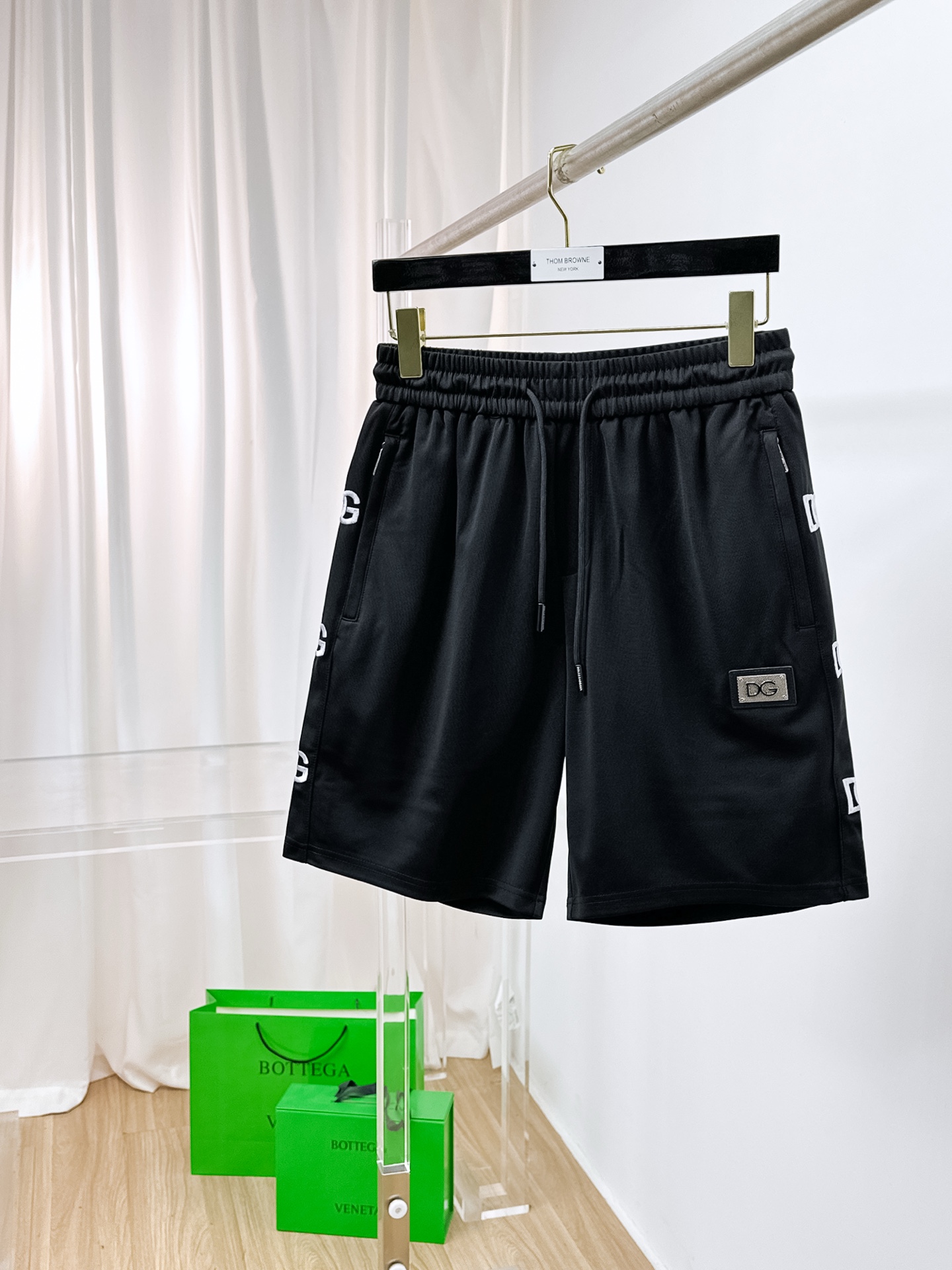 NO:876259,DG 2026 new spring and summer men's casual shorts. High-end products, simple, fashionable and elegant. Customized original imported fabrics. Simple, neat and refreshing. Quality workmanship details can withstand any form of inspection. Simple and elegant, versatile style. The upper body is elegant and handsome, giving you a brand new sense of sight!  The appearance is incomparable, the details are in place, and the upper body is not picky!  Code number M-3xL,,shorts,19860909DG 2026春夏新款男士休闲短裤 高端货简洁时尚大方 定制原版进口面料 简洁利落又清爽 品质做工细节经得起任何形式检验简约大方百搭款 上身优雅帅气,焕然一新的即视感！品相无敌,细节都很到位,上身不挑人！ 码数M-3xL,,shorts,,Men's clothing