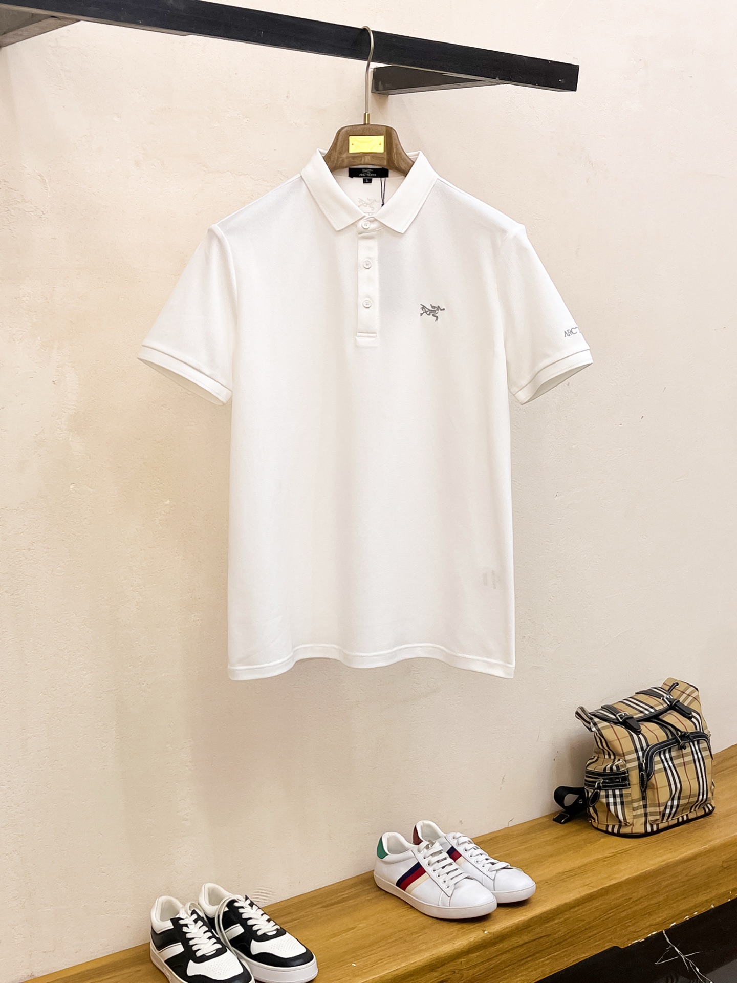 NO:138696,New spring products, Archaeopteryx, 2025ss summer new letter logo, men's lapel Polo shirt!  Classic business men's style, high-end men's style at the ceiling level of business men's style!  Simple, fashionable and elegant, single-wearing inner wear is decent, quality control/detail control takes away, low-key, luxurious and connotative!  Customer-supplied fixed mesh flooring cotton cloth is carefully made, the surface of the fabric is evenly arranged and neatly arranged, with excellent breathability and heat dissipation and sweat resistance, and the comfort level of the upper body is completely better than that of ordinary single-sided sweat cloth tissue!  The classic brand LOGO logo on the chest is created with top-level craftsmanship. The LOGO has three-dimensional, clear and full texture, and is an extraordinary product in the classic field whether it is inner wear or single wear!  The exquisite cutting process, the processing of every detail is very standard and delicate, and it is comparable to that of ordinary LOW products on the market. Men must enter the basic versatile Polo shirts!  Multi-color Size M-3xl,arc'teryx,alexander wang19860909开春新品 始祖鸟 2025ss夏季新款字母logo男士翻领Polo衫！经典商务男款,高端男装的天花板级别的商务男款！简约时尚大气不失优雅,单穿内搭体面过人,品质控/细节控的闭眼带走,低调又奢华有内涵！ 客供定织网眼珠地棉布精心制成,面料表面排列均匀整齐的网眼纹理,透气性和散热排汗性极佳,上身舒适程度完全优于普通单面汗布组织！胸前经典的品牌LOGO标识,采用顶级工艺打造,LOGO立体清晰饱满,质感非凡的特质,无论是内搭还是单穿都是一款经典领域的产品！精妙绝伦的裁剪工艺,每一个细节处理的非常标准细腻,非市面一般LOW货可以媲美的,男士必入基础百搭款Polo衫推荐！ 颜色多颜色 尺码M-3xl,arc'teryx,alexander wang,Men's clothing
