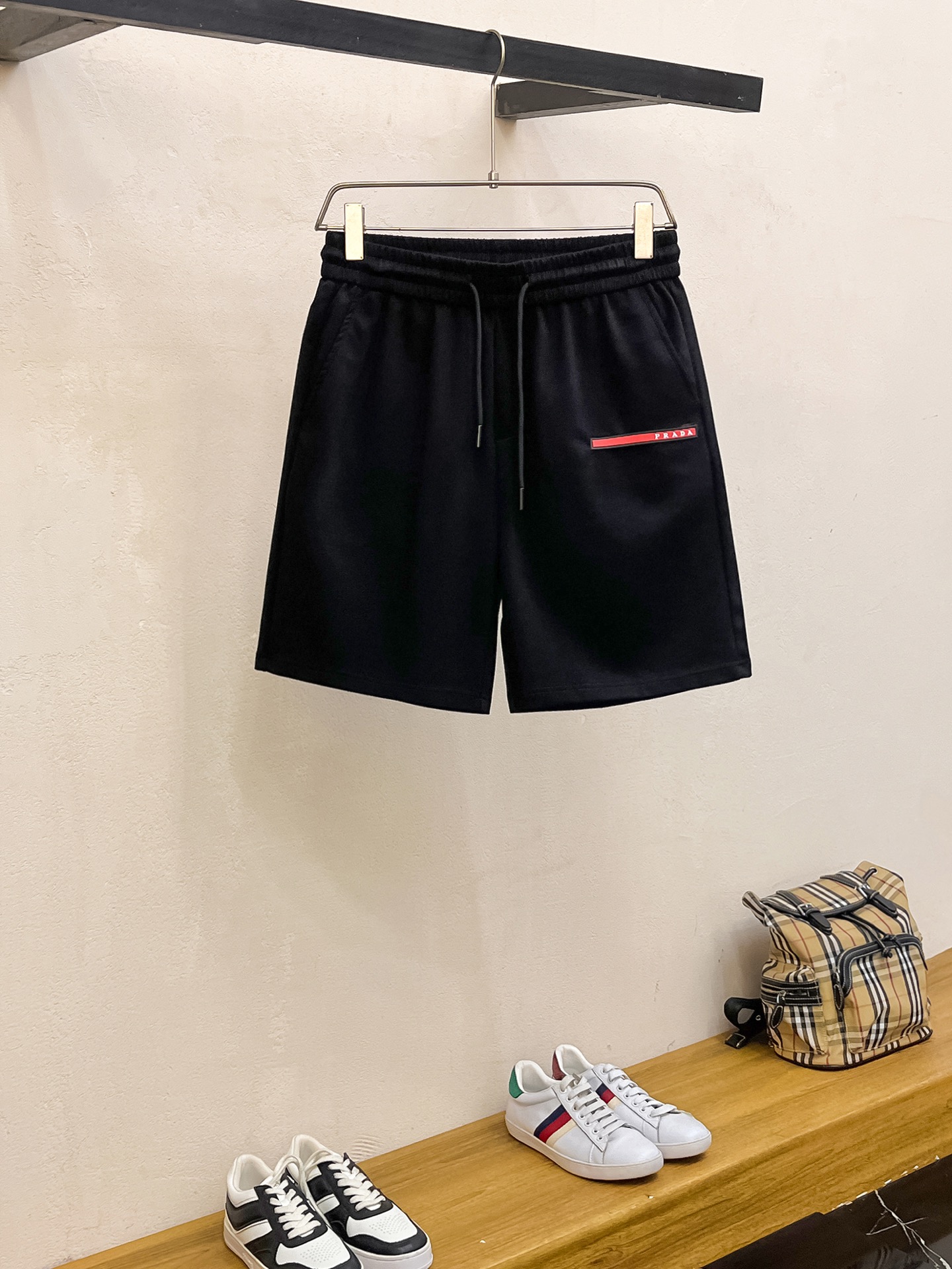 普拉达 2025春夏新款男士休闲短裤 高端货简洁时尚大方 定...