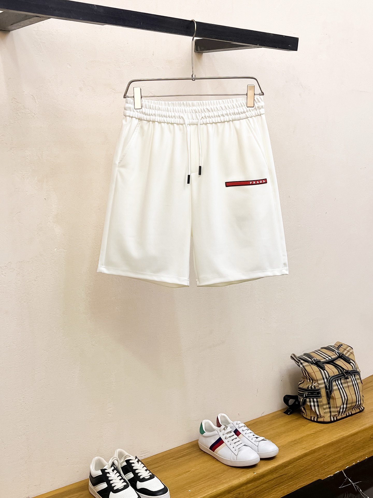 普拉达 2025春夏新款男士休闲短裤 高端货简洁时尚大方 定...
