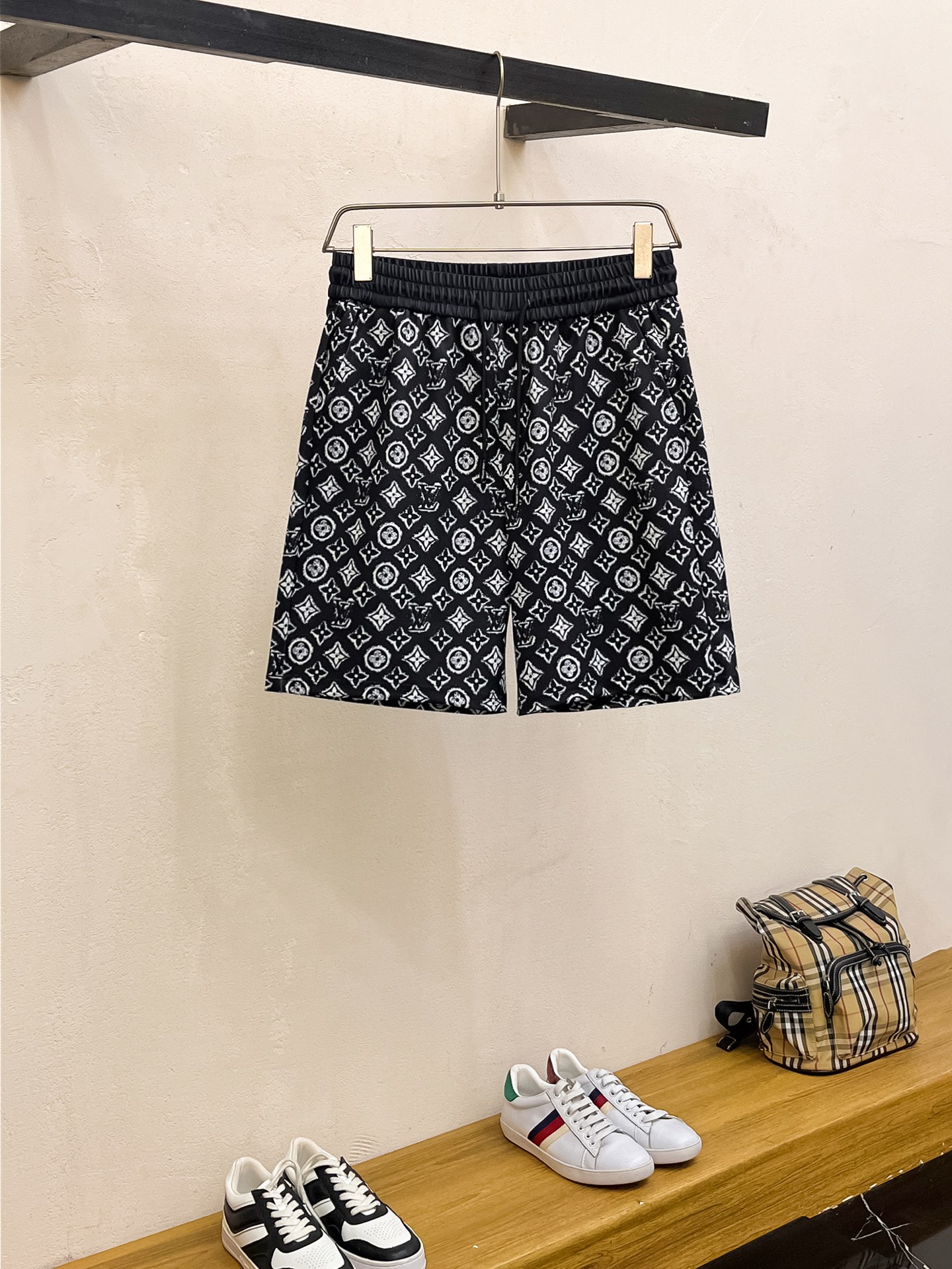 Lv 2025春夏新款男士休闲短裤 高端货简洁时尚大方 定制原...