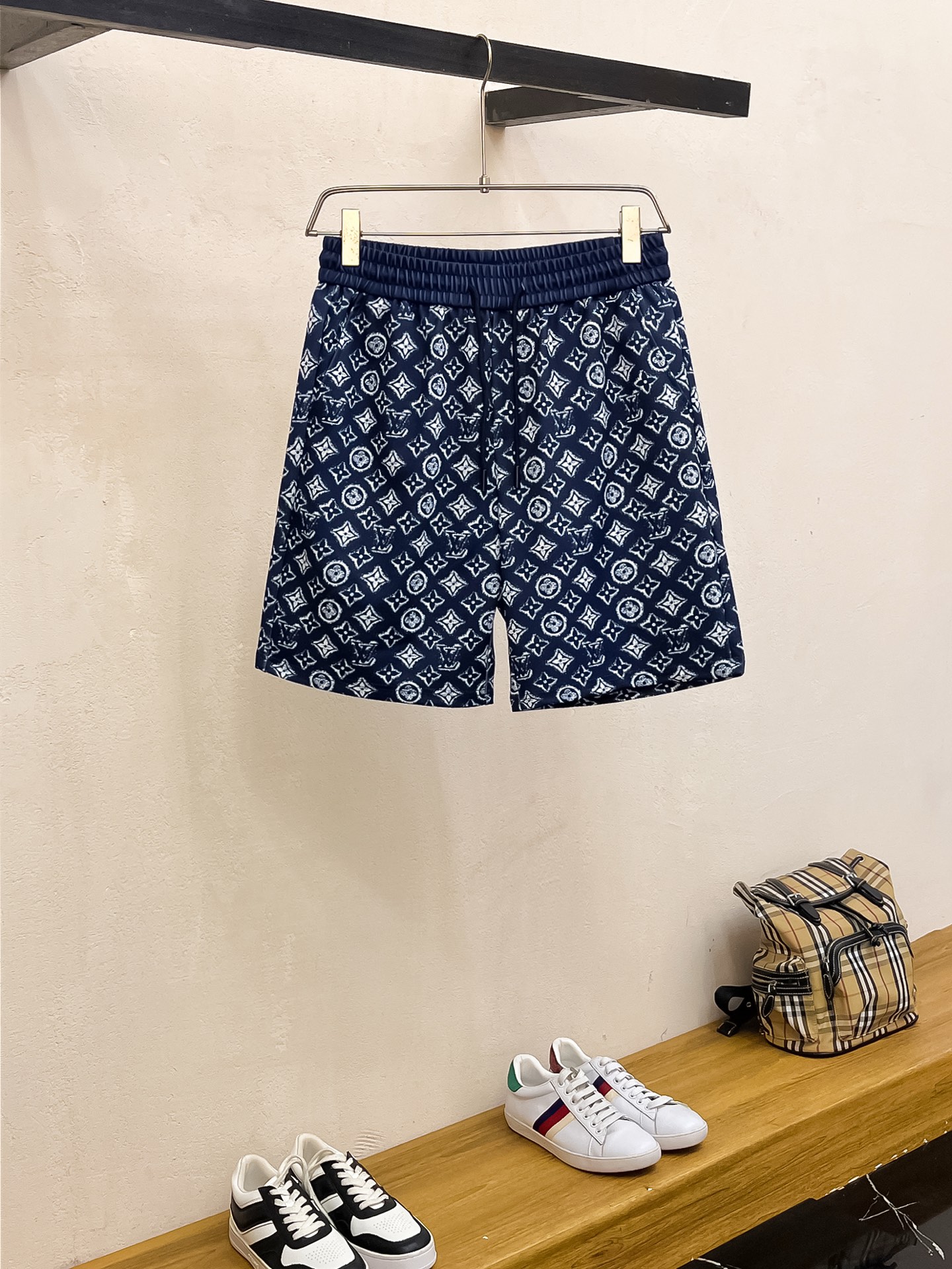 Lv 2025春夏新款男士休闲短裤 高端货简洁时尚大方 定制原...