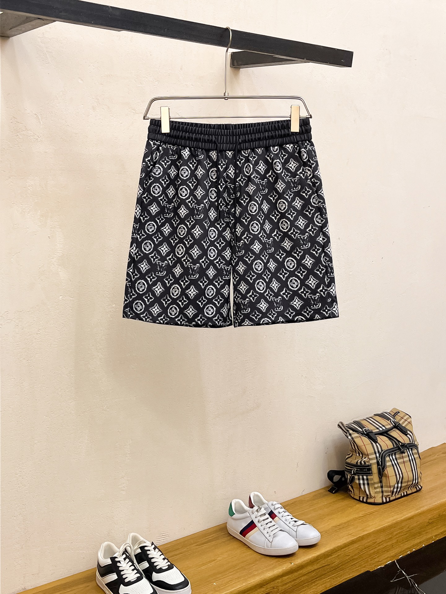 Lv 2025春夏新款男士休闲短裤 高端货简洁时尚大方 定制原...