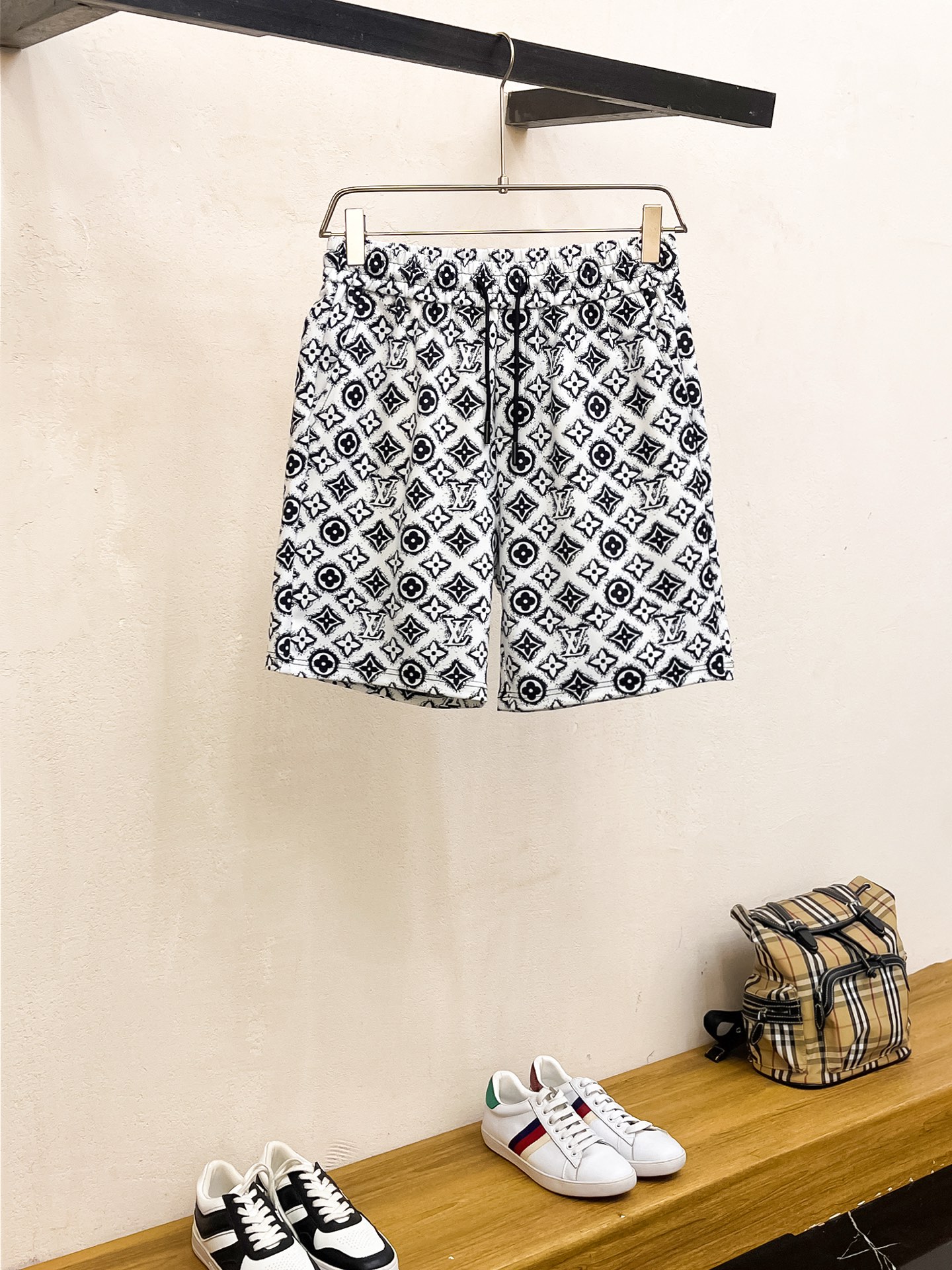 Lv 2025春夏新款男士休闲短裤 高端货简洁时尚大方 定制原...