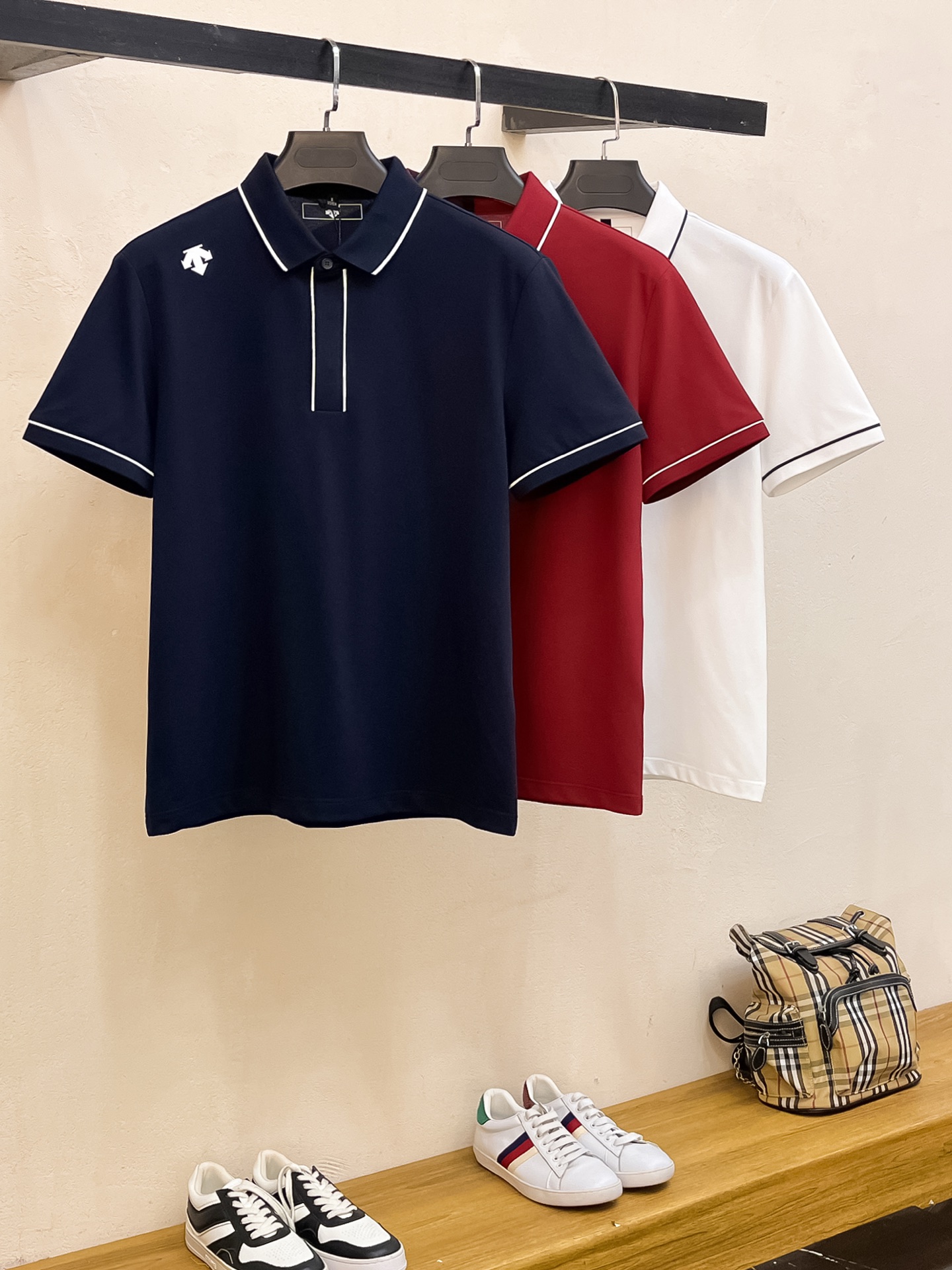 NO:519886,DiSant 25SS new spring and summer short-sleeved lapel T-shirt polo, the highest version is customized high-end vermill fabric simple and fashionable, and the color-blocking thread is super beautiful!  Classic logo simple and elegant style!  Full of high-end feel, wearable in all seasons. Simple European style official website on sale codes M-3Xl, T-shirt,tees, t-shirt,alexander wang19860909迪桑特25SS新款春夏短袖翻领T恤polo,最高版本客供定制高端朱地面料简单时尚款,拼色螺纹超级好看！经典logo简单大方的款式！满满的高级感,四季可穿.简欧风格官网在售码数M-3Xl,,T-shirt,tees，t-shirt,alexander wang,Men's clothing