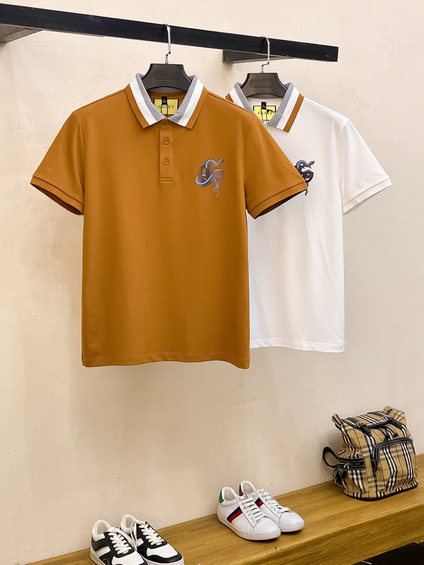 NO:519888,Gucci 25SS new spring and summer short-sleeved lapel T-shirt polo, the highest version of the customer is customized high-end vermill fabric simple and fashionable, and the color-blocking threads are super good-looking!  Classic logo simple and elegant style!  Full of high-end feel, wearable in all seasons. Simple European style official website on sale code number M-3Xl, gucci, T-shirt, tees, t-shirt, alexander wang19860909古驰25SS新款春夏短袖翻领T恤polo,最高版本客供定制高端朱地面料简单时尚款,拼色螺纹超级好看！经典logo简单大方的款式！满满的高级感,四季可穿.简欧风格官网在售码数M-3Xl,,gucci,T-shirt,tees，t-shirt,alexander wang,Men's clothing