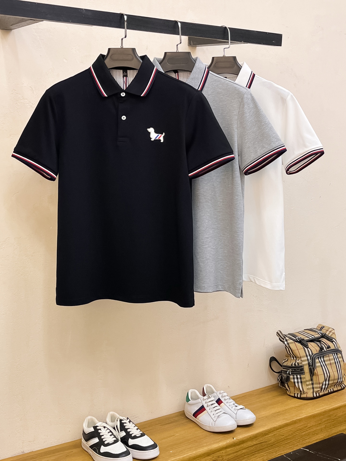 NO:150614,TB25SS new spring and summer short-sleeved lapel T-shirt polo, the highest version is customized with high-end vermillion floor fabric simple and fashionable style, and the color-blocking thread is super beautiful!  Classic logo simple and elegant style!  Full of high-end feel, wearable in all seasons. S-2XL, T-shirt,tees, t-shirt,alexander wang19860909TB25SS新款春夏短袖翻领T恤polo,最高版本客供定制高端朱地面料简单时尚款,拼色螺纹超级好看！经典logo简单大方的款式！满满的高级感,四季可穿.简欧风格官网在售码数S-2XL,,T-shirt,tees，t-shirt,alexander wang,Men's clothing