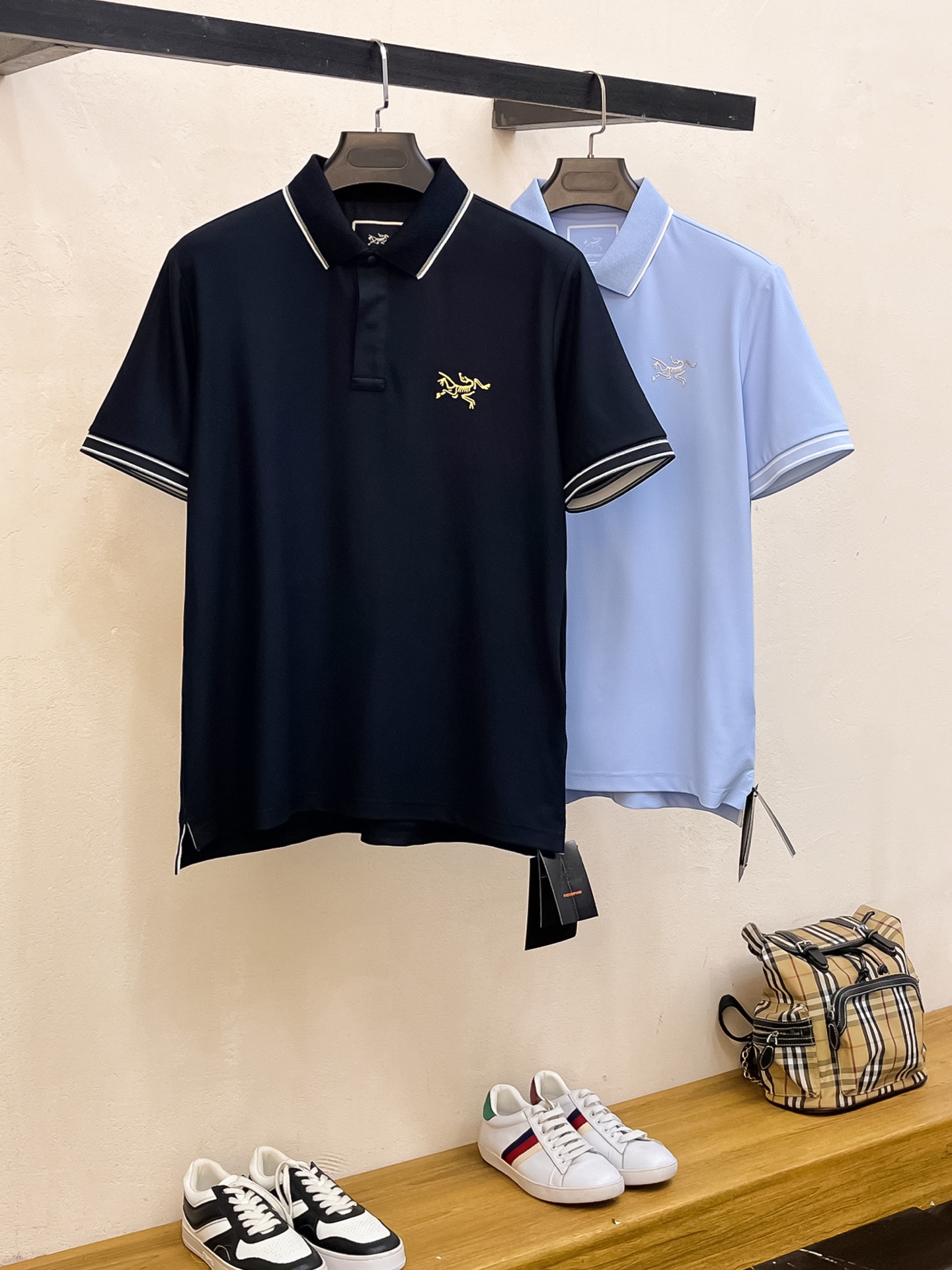 NO:150620,Archaeopteryx 25SS new spring and summer short-sleeved lapel T-shirt polo, the highest version is customized with high-end vermillion floor fabric simple and fashionable style, and the color-blocking thread is super beautiful!  Classic logo simple and elegant style!  Full of high-end feel, wearable in all seasons. S-2XL, arc'teryx, T-shirt,tees, t-shirt,alexander wang19860909始祖鸟25SS新款春夏短袖翻领T恤polo,最高版本客供定制高端朱地面料简单时尚款,拼色螺纹超级好看！经典logo简单大方的款式！满满的高级感,四季可穿.简欧风格官网在售码数S-2XL,arc'teryx,T-shirt,tees，t-shirt,alexander wang,Men's clothing