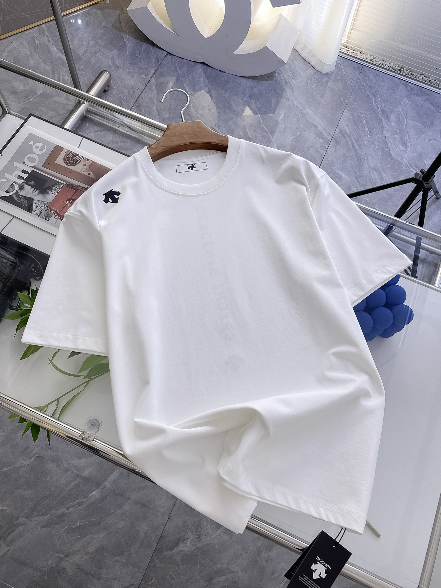 NO:477318,Ss DiSante pure cotton latest fabric classic logo pattern logo fashionable simple trendy short sleeves, the top quality counter original single short sleeves, top production craft imported fabrics, unique design of the counter model, using imported high-end customized fabrics. The official website is on sale!  Excellent fabric style S-2Xl, T-shirt,alexander wang19860909ss迪桑特纯棉最新面料经典标识图案logo时尚简约潮流短袖,最顶级的品质专柜原单短袖,顶级制作工艺进口面料,专柜款独特设计,采用进口高端订制面料.官网在售！面料版型超赞 码数S-2Xl,,T-shirt,alexander wang,Men's clothing