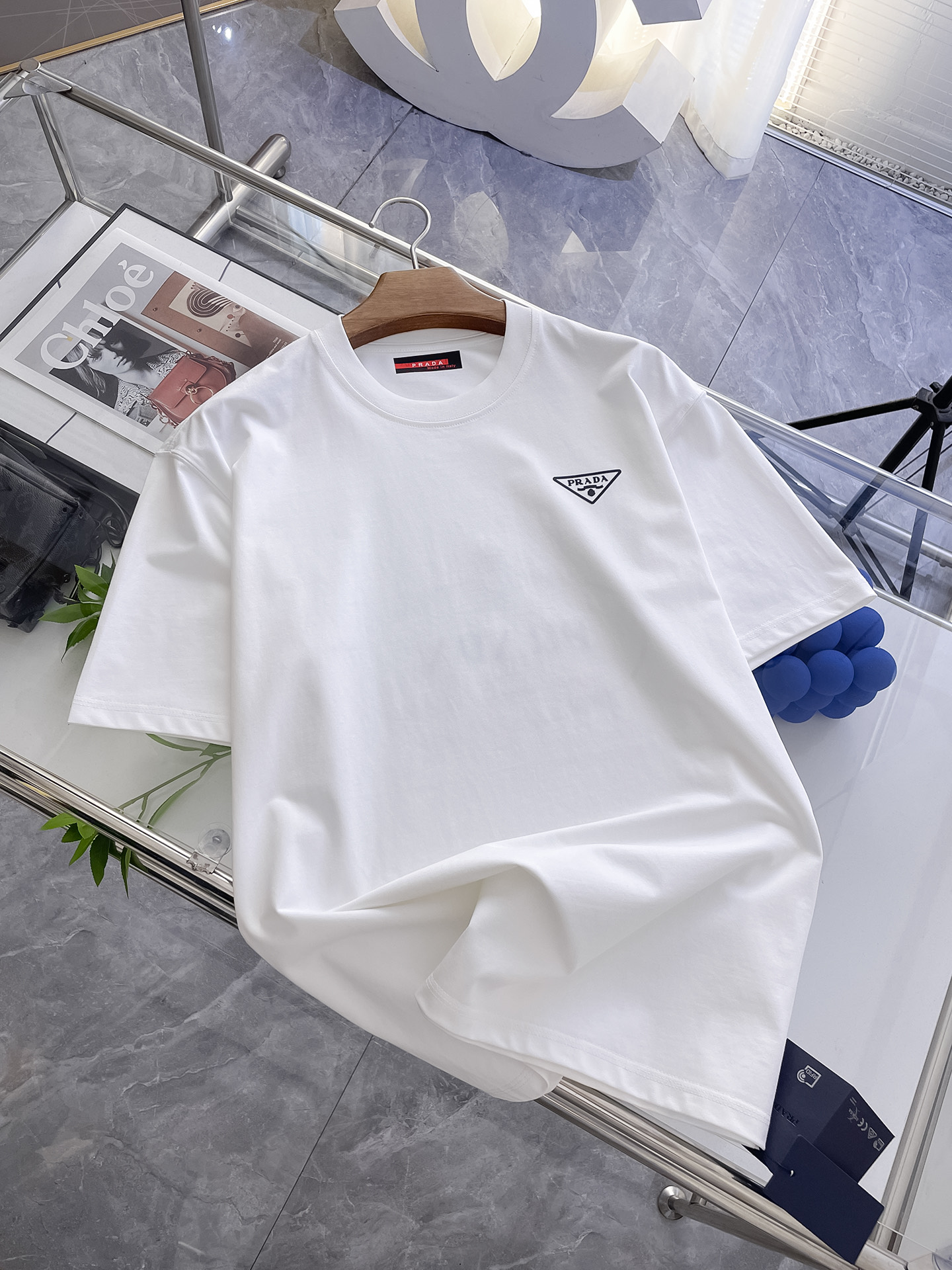 NO:477325,Ss Prada pure cotton latest fabric classic logo pattern logo fashionable simple trendy short sleeves, top quality counter original single short sleeves, top production craft imported fabrics, unique design of counter style, using imported high-end customized fabrics. The official website is on sale!  Excellent fabric style S-2Xl, prada, T-shirt, alexander wang19860909ss普拉达纯棉最新面料经典标识图案logo时尚简约潮流短袖,最顶级的品质专柜原单短袖,顶级制作工艺进口面料,专柜款独特设计,采用进口高端订制面料.官网在售！面料版型超赞 码数S-2Xl,,prada,T-shirt,alexander wang,Men's clothing