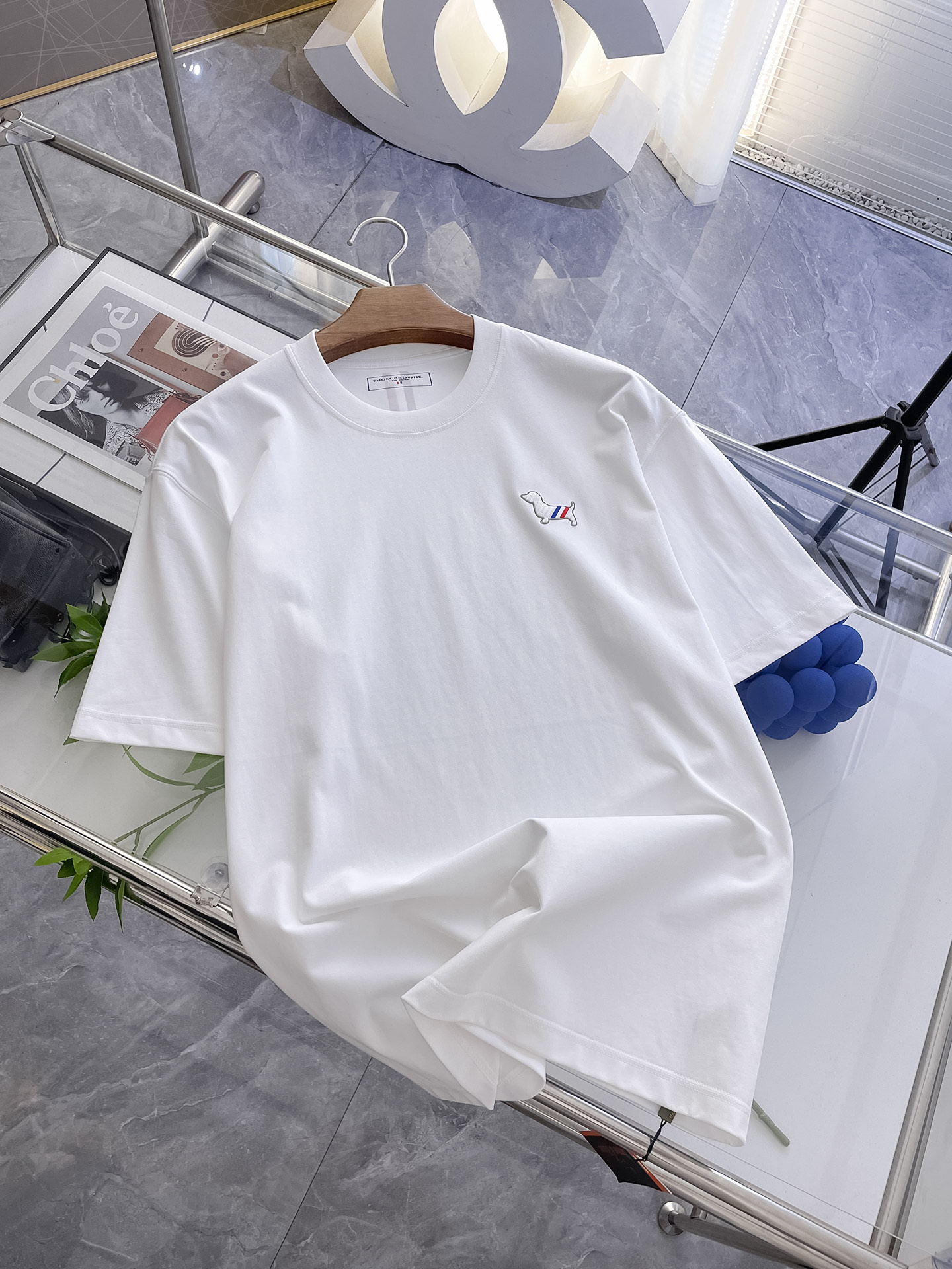 NO:477258,ssTB Tom Brown Cotton’s latest fabric, classic logo, logo, fashionable, simple and trendy short sleeves, the top quality counter original single short sleeves, top-level production craft imported fabrics, unique design of the counter model, using imported high-end customized fabrics. The official website is on sale!  Excellent fabric style S-2Xl, thom browne, T-shirt, alexander wang19860909ssTB汤姆布朗纯棉最新面料经典标识图案logo时尚简约潮流短袖,最顶级的品质专柜原单短袖,顶级制作工艺进口面料,专柜款独特设计,采用进口高端订制面料.官网在售！面料版型超赞 码数S-2Xl,,thom browne,T-shirt,alexander wang,Men's clothing