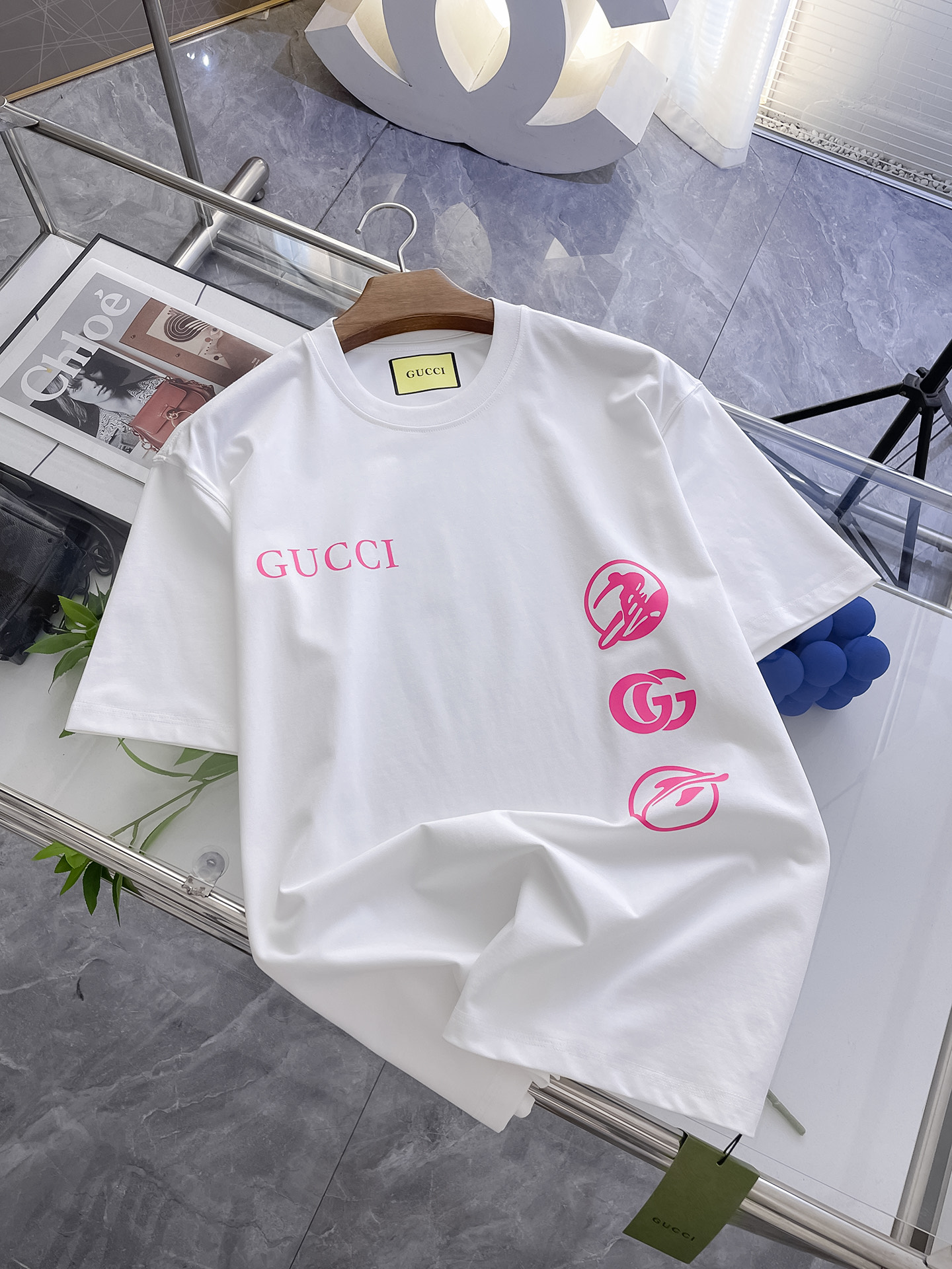 NO:477266,Ss Gucci pure cotton latest fabric classic logo pattern logo fashionable simple trendy short sleeves, the top quality counter original single short sleeves, top production craft imported fabrics, unique design of the counter model, using imported high-end customized fabrics. The official website is on sale!  Excellent fabric style S-2Xl, gucci, T-shirt, alexander wang19860909ss古驰纯棉最新面料经典标识图案logo时尚简约潮流短袖,最顶级的品质专柜原单短袖,顶级制作工艺进口面料,专柜款独特设计,采用进口高端订制面料.官网在售！面料版型超赞 码数S-2Xl,,gucci,T-shirt,alexander wang,Men's clothing