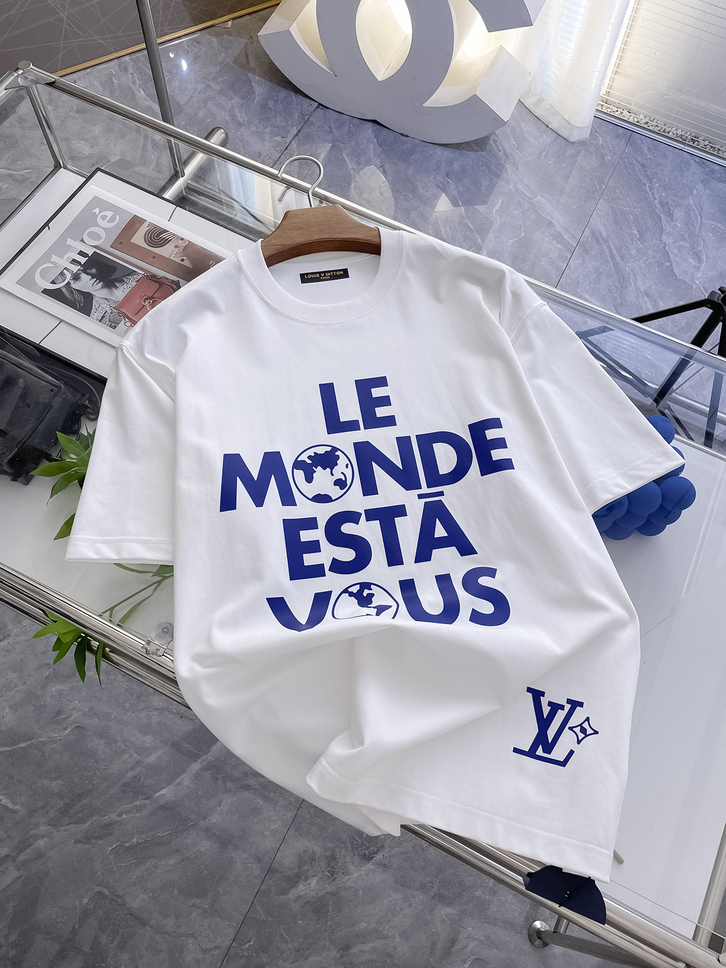 NO:477274,The latest ssLV pure cotton fabric, classic logo, logo, fashionable, simple and trendy short sleeves, the top quality counter original single short sleeves, the top production process imported fabric, the unique design of the counter model, using imported high-end customized fabrics. The official website is on sale!  Excellent fabric style S-2Xl, louis vuitton, T-shirt, alexander wang19860909ssLV纯棉最新面料经典标识图案logo时尚简约潮流短袖,最顶级的品质专柜原单短袖,顶级制作工艺进口面料,专柜款独特设计,采用进口高端订制面料.官网在售！面料版型超赞 码数S-2Xl,,louis vuitton,T-shirt,alexander wang,Men's clothing