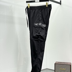 P始祖鸟春夏25ss休闲裤金典再次出现,原单订制高品质时尚休闲裤。超级百搭款。独家定制面料,挺阔有型,贴 P始祖鸟春夏25ss休闲裤金典再次出现,原单订制高品质时尚休闲裤。超级百搭款。独家定制面料,挺阔有型,贴