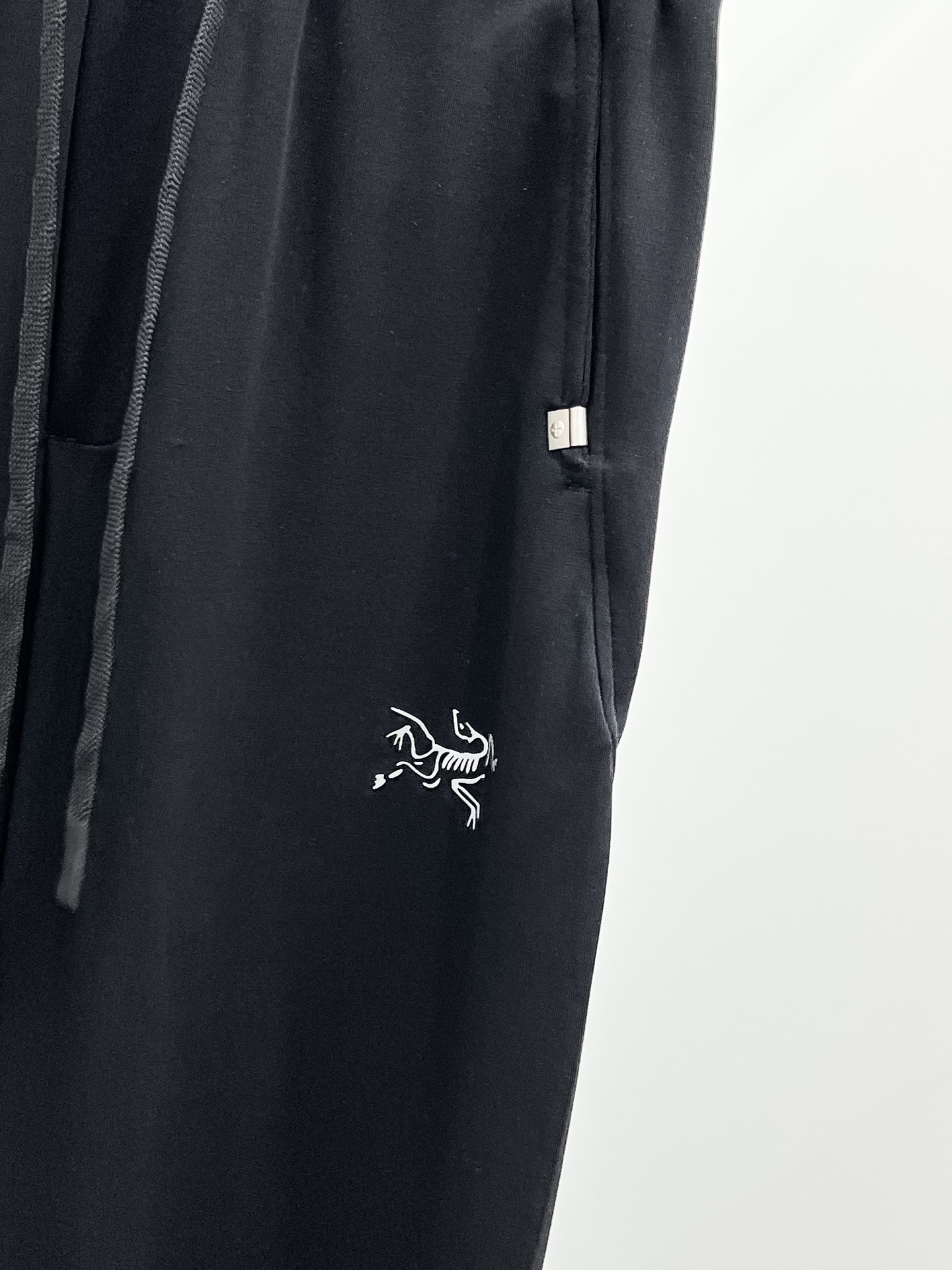 P始祖鸟春夏25ss休闲裤金典再次出现，原单订制高品质时尚休闲裤。超级百搭款。独家定制面料，挺阔有型，贴
