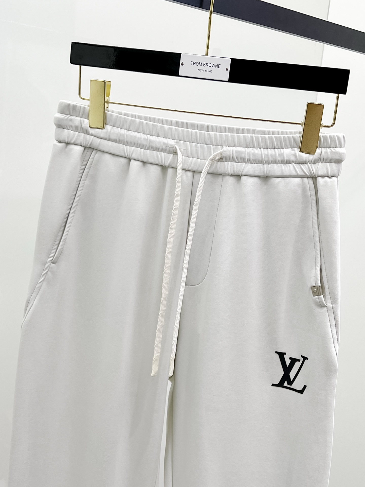 PLv春夏25ss休闲裤金典再次出现，原单订制高品质时尚休闲裤。超级百搭款。独家定制面料，挺阔有型，贴身