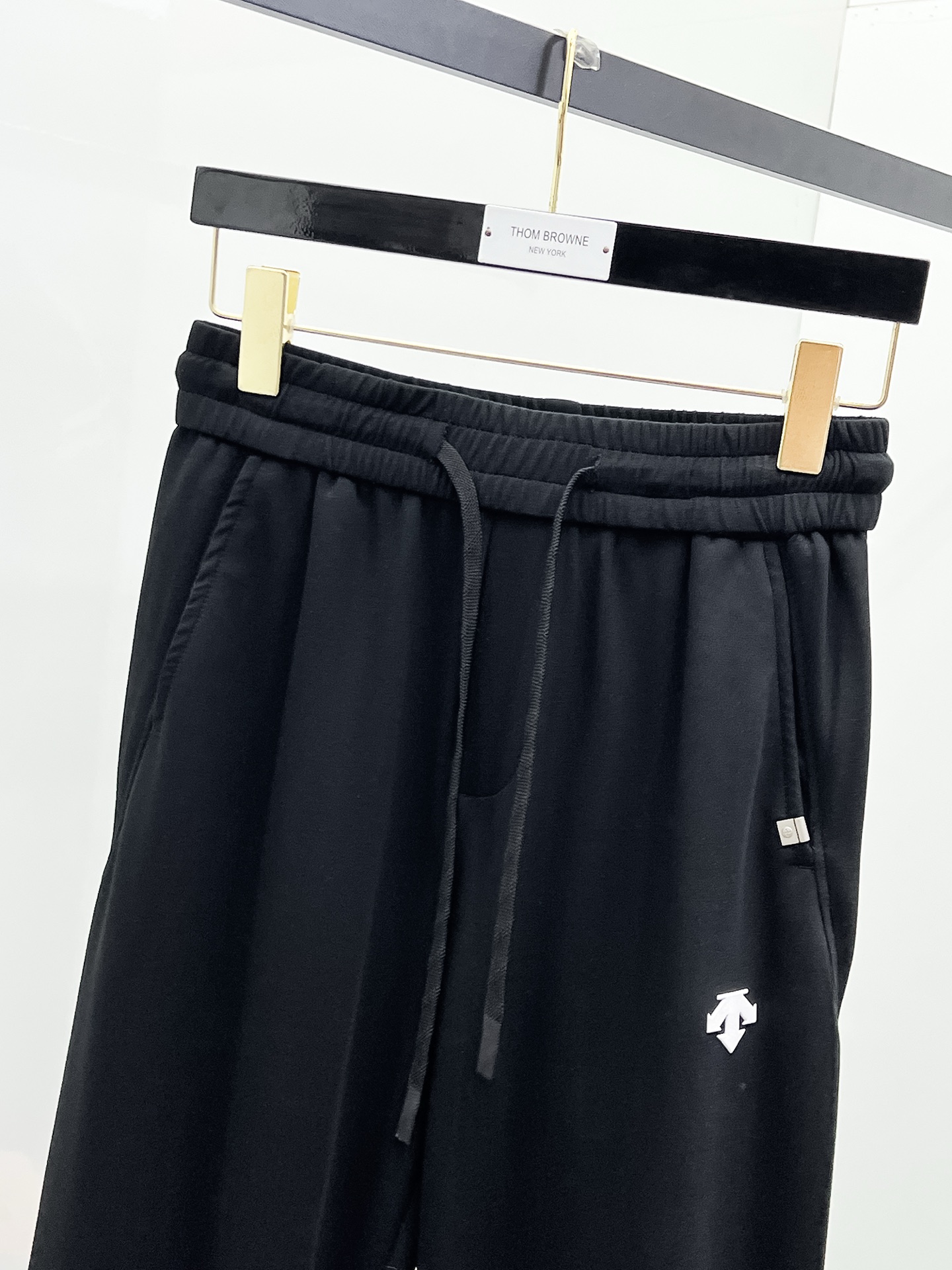 P迪桑特春夏25ss休闲裤金典再次出现，原单订制高品质时尚休闲裤。超级百搭款。独家定制面料，挺阔有型，贴