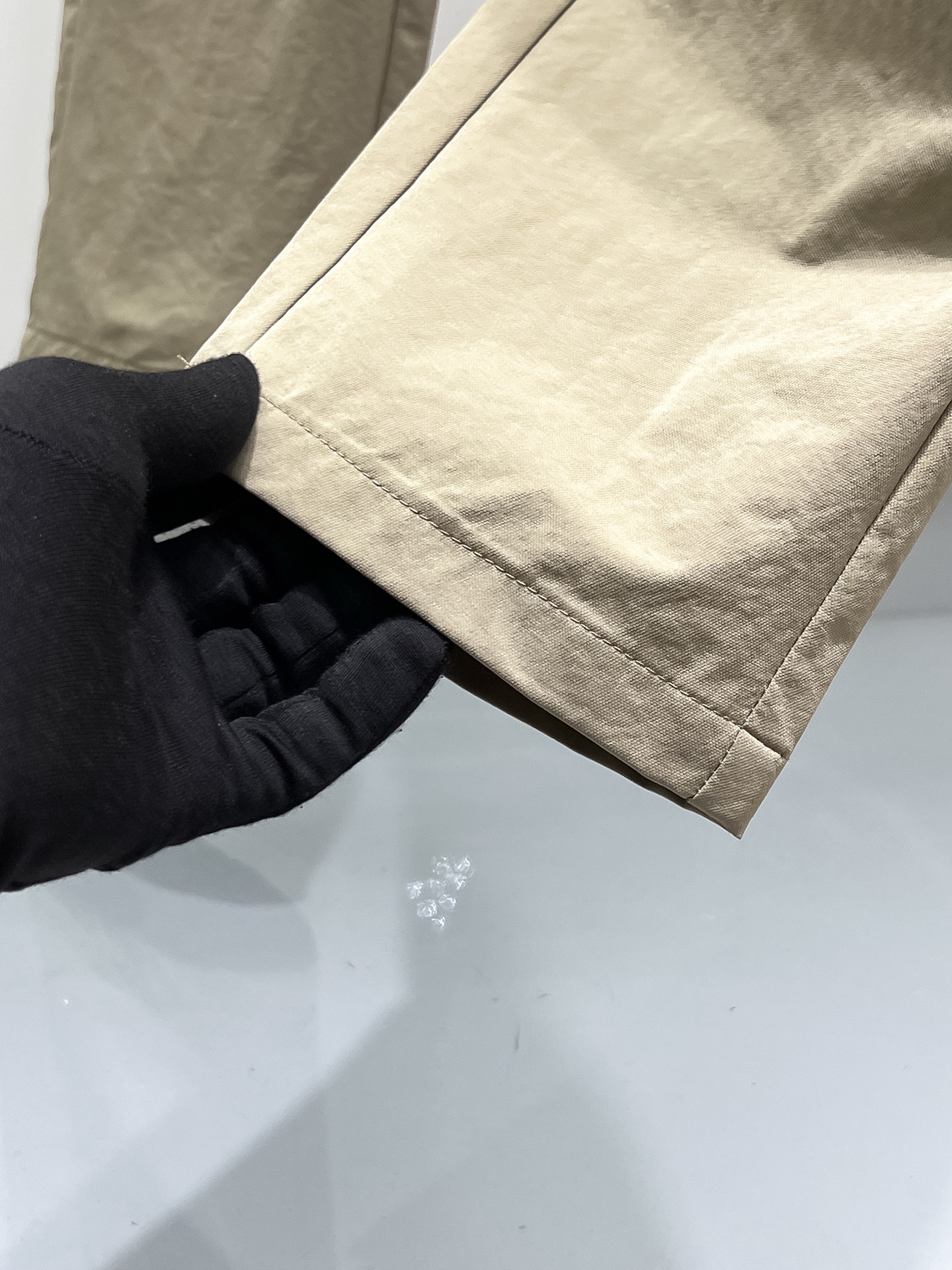 P普拉达春夏25ss休闲裤金典再次出现，原单订制高品质时尚休闲裤。超级百搭款。独家定制面料，挺阔有型，贴