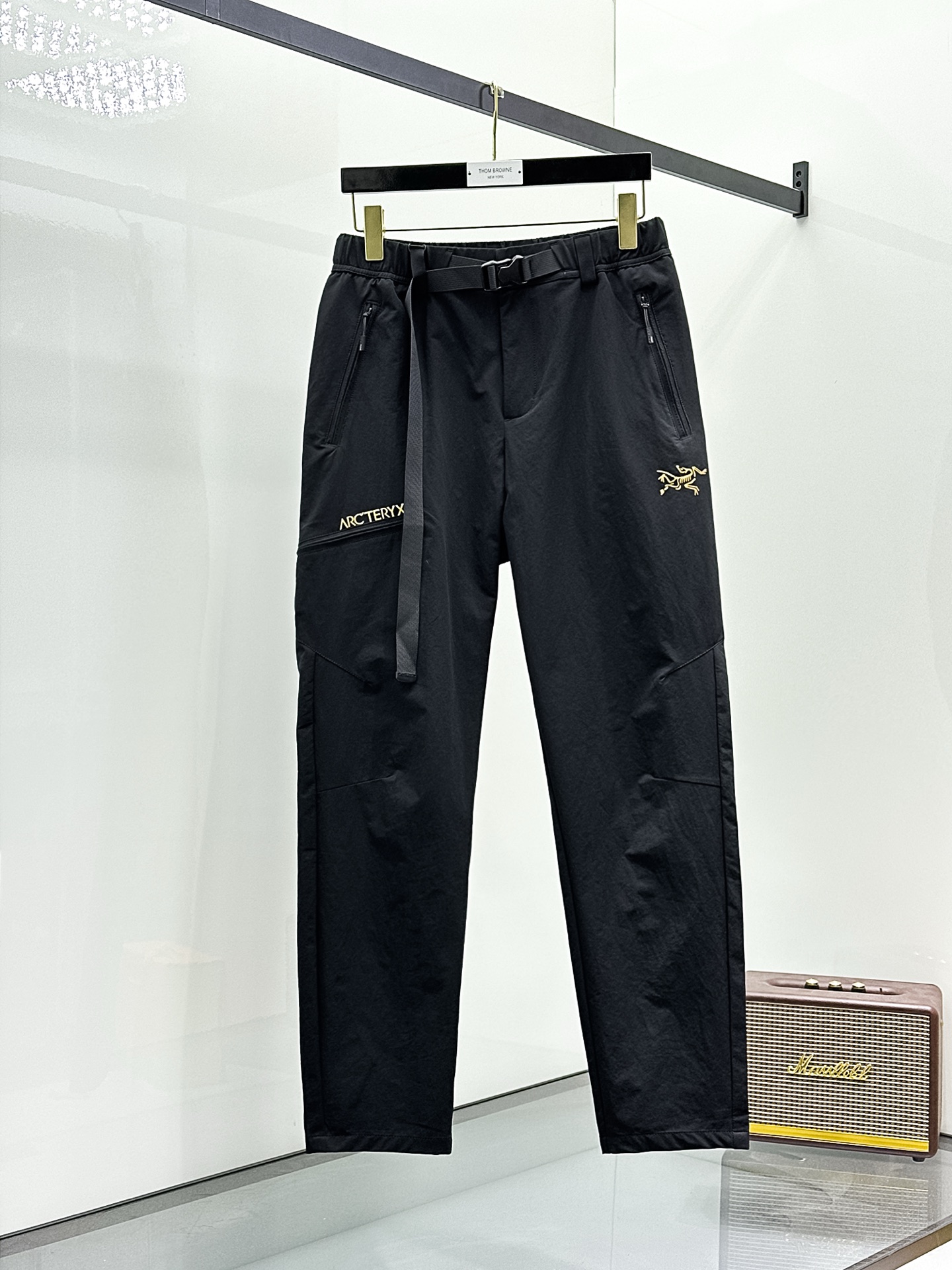 NO:507696,Archaeoptera bird spring and summer 25ss casual pants gold dial appears again, the original customized high-quality fashionable casual pants are super versatile. Exclusive custom fabric, quite wide and stylish, close and comfortable. The latest hardware and accessories of the original custom counter. Super beautiful style, the upper body makes the legs look slender, the inner and the line is impeccable. You can attend any occasion. Once again, the fabric is very, very classy! Code number M-3xL,arc'teryx,alexander wang19860909始祖鸟春夏25ss休闲裤金典再次出现,原单订制高品质时尚休闲裤.超级百搭款.独家定制面料,挺阔有型,贴身舒适.原版定制专柜最新五金辅料.超靓版型、上身显腿修长,內里,走线都无可挑剔,任何场合都可出席,再次强调面料非常非常显档次！码数 M-3xL,arc'teryx,alexander wang,Men's clothing