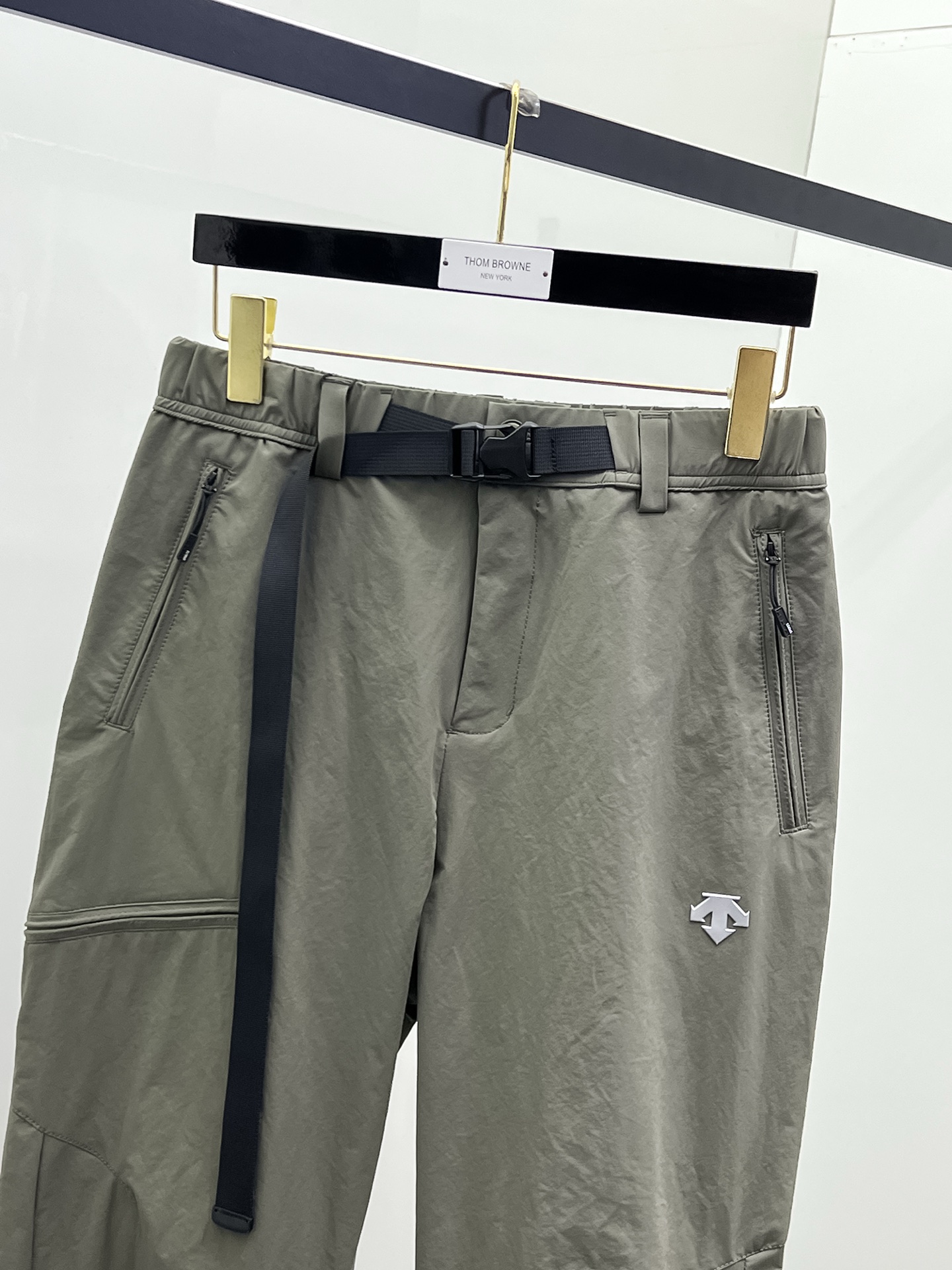 P迪桑特春夏25ss休闲裤金典再次出现，原单订制高品质时尚休闲裤。超级百搭款。独家定制面料，挺阔有型，贴