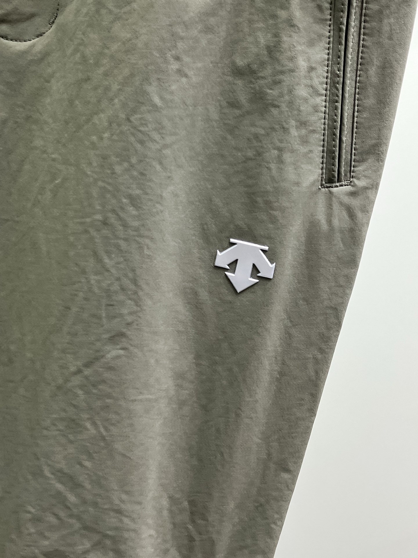 P迪桑特春夏25ss休闲裤金典再次出现，原单订制高品质时尚休闲裤。超级百搭款。独家定制面料，挺阔有型，贴